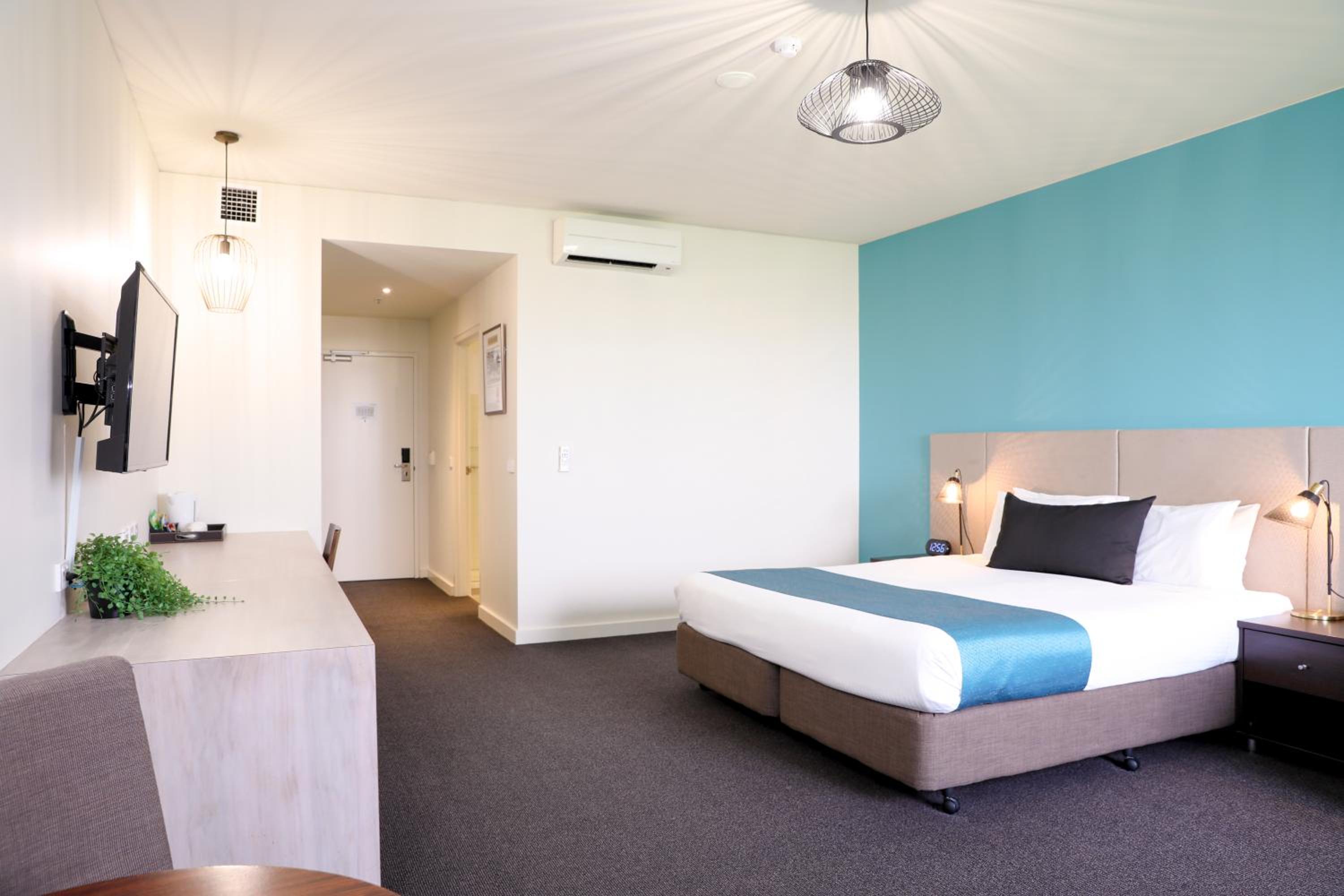 Deluxe King Room - Photo 2