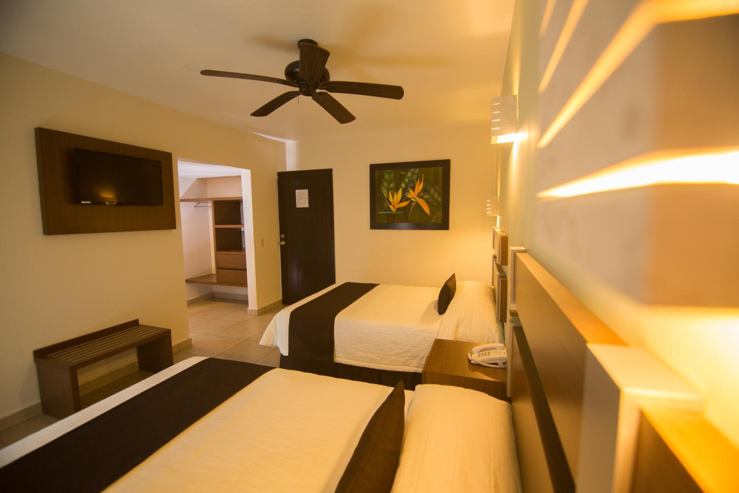 Twin Room with City View - Photo 7
