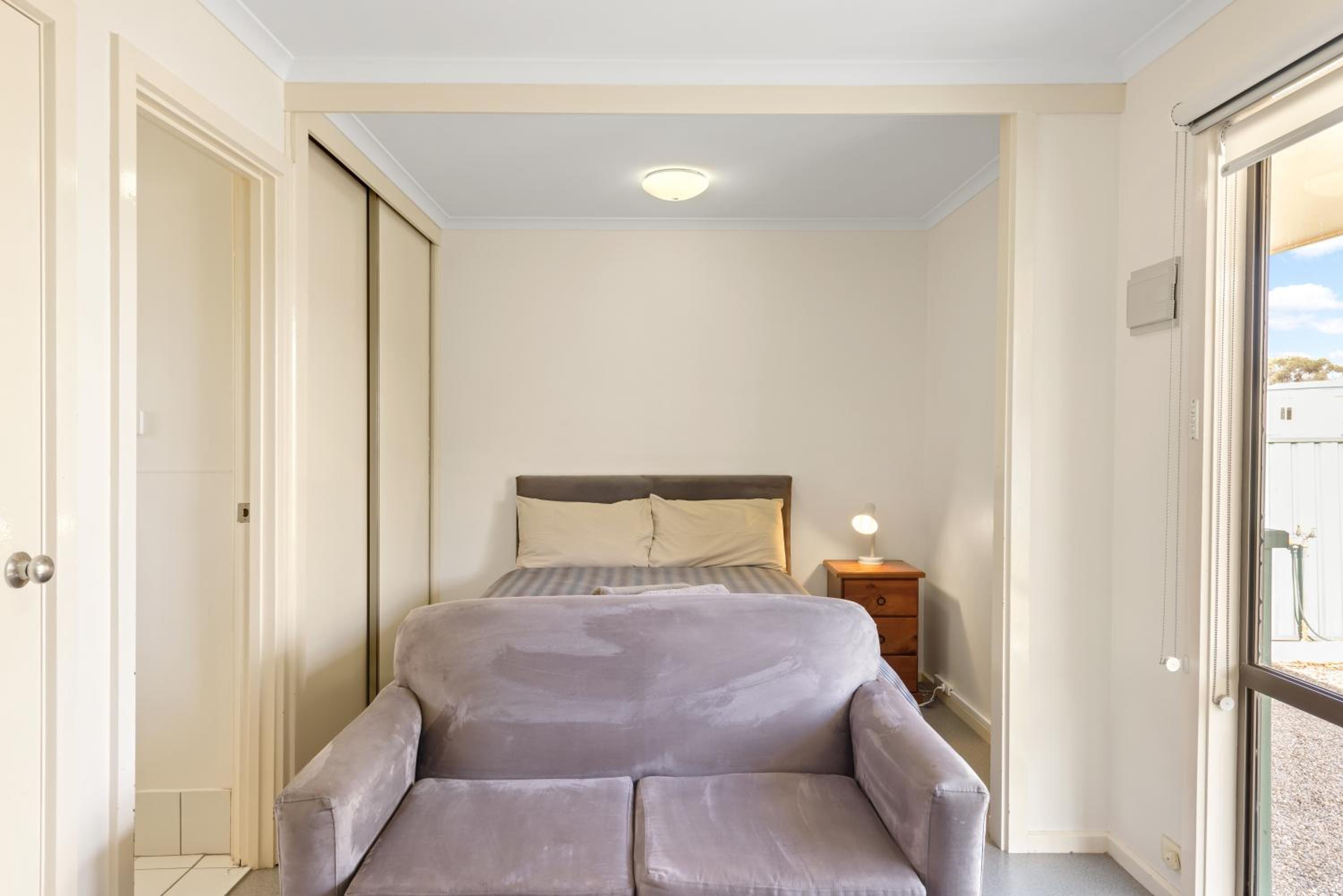 Economy Motel Room - Photo 2