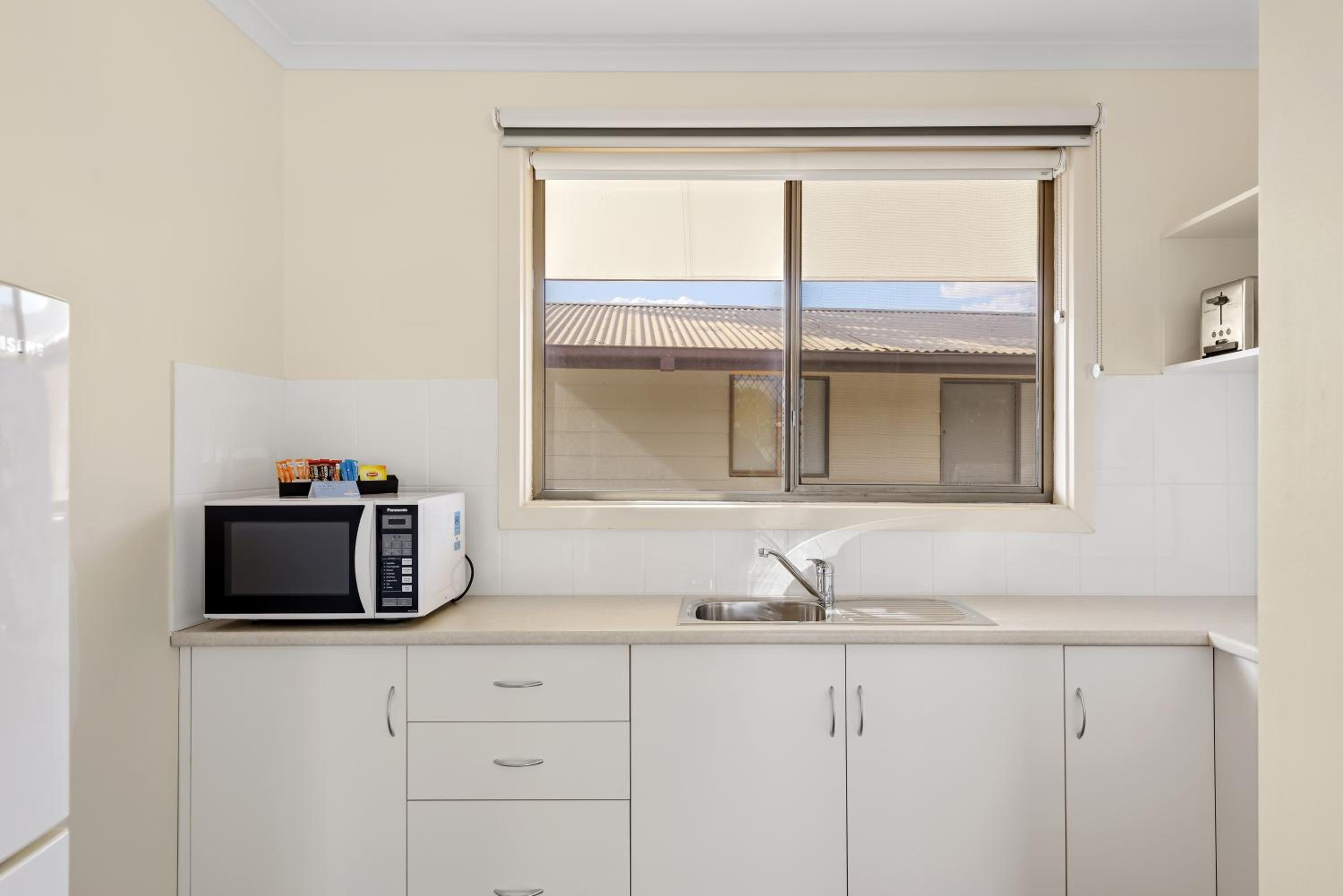 Economy Motel Room - Photo 3