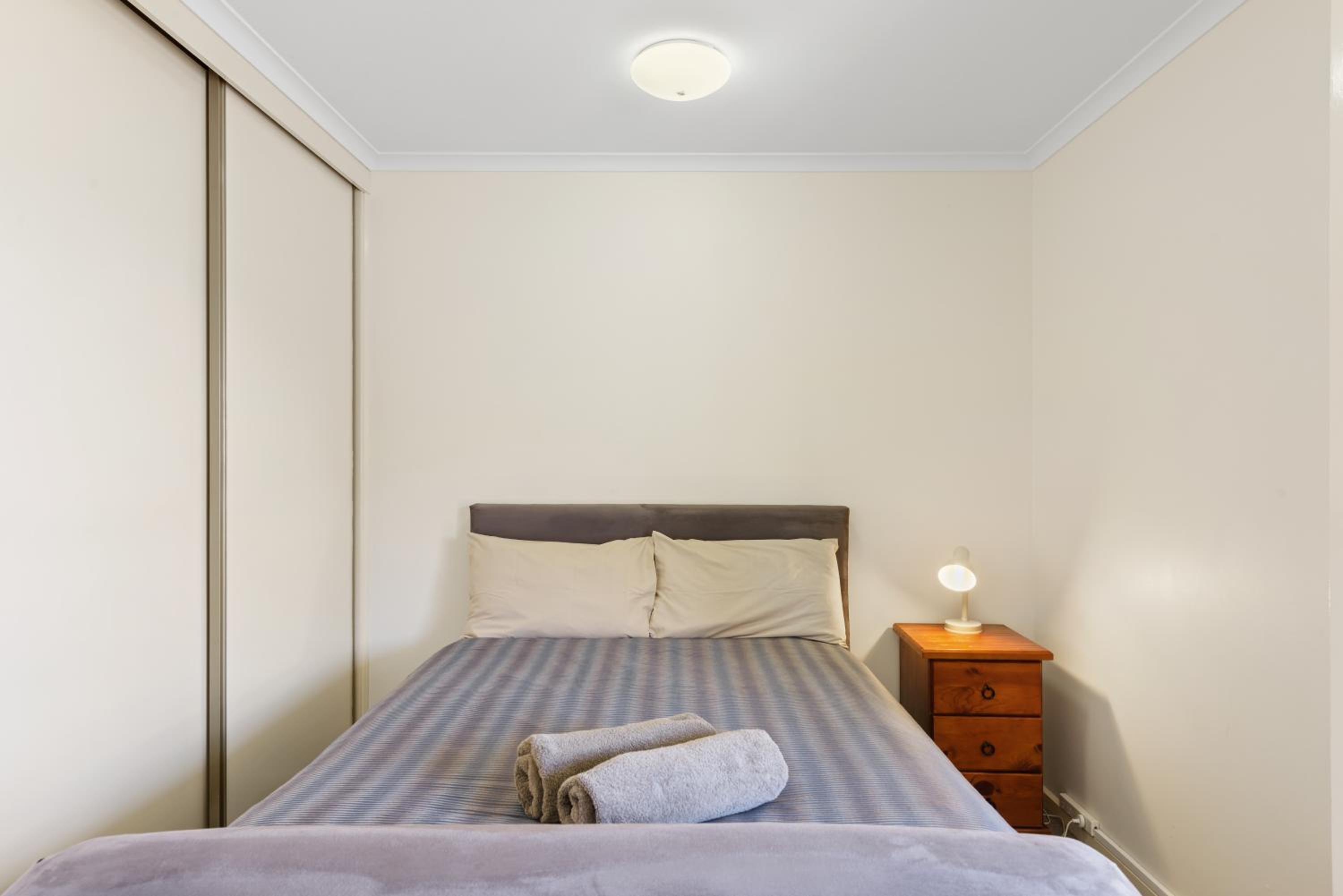 Economy Motel Room - Photo 7
