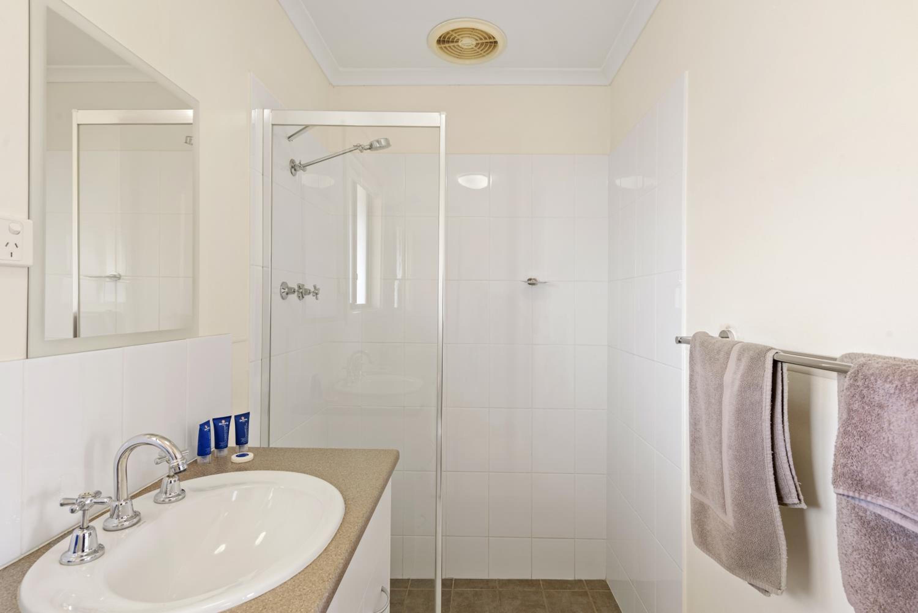 Economy Motel Room - Photo 6