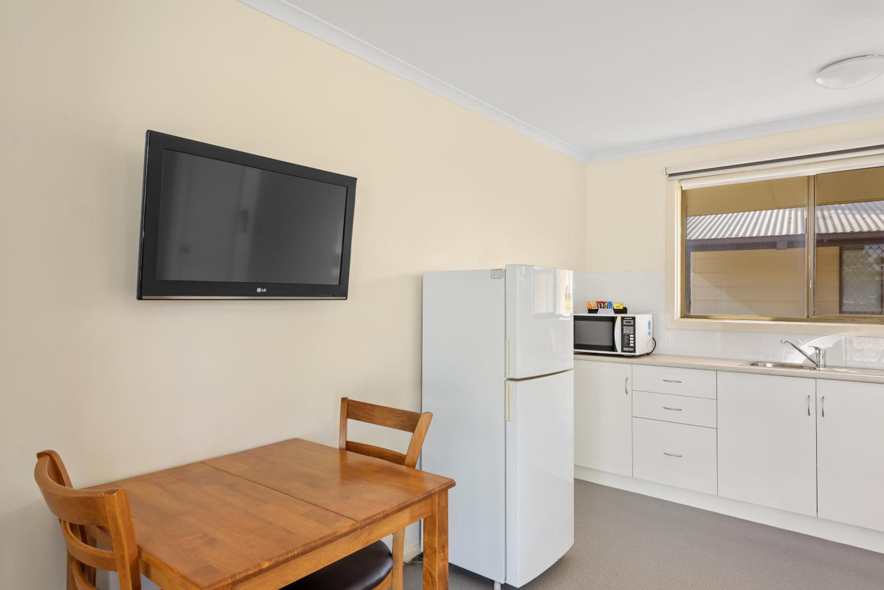 Economy Motel Room - Photo 4
