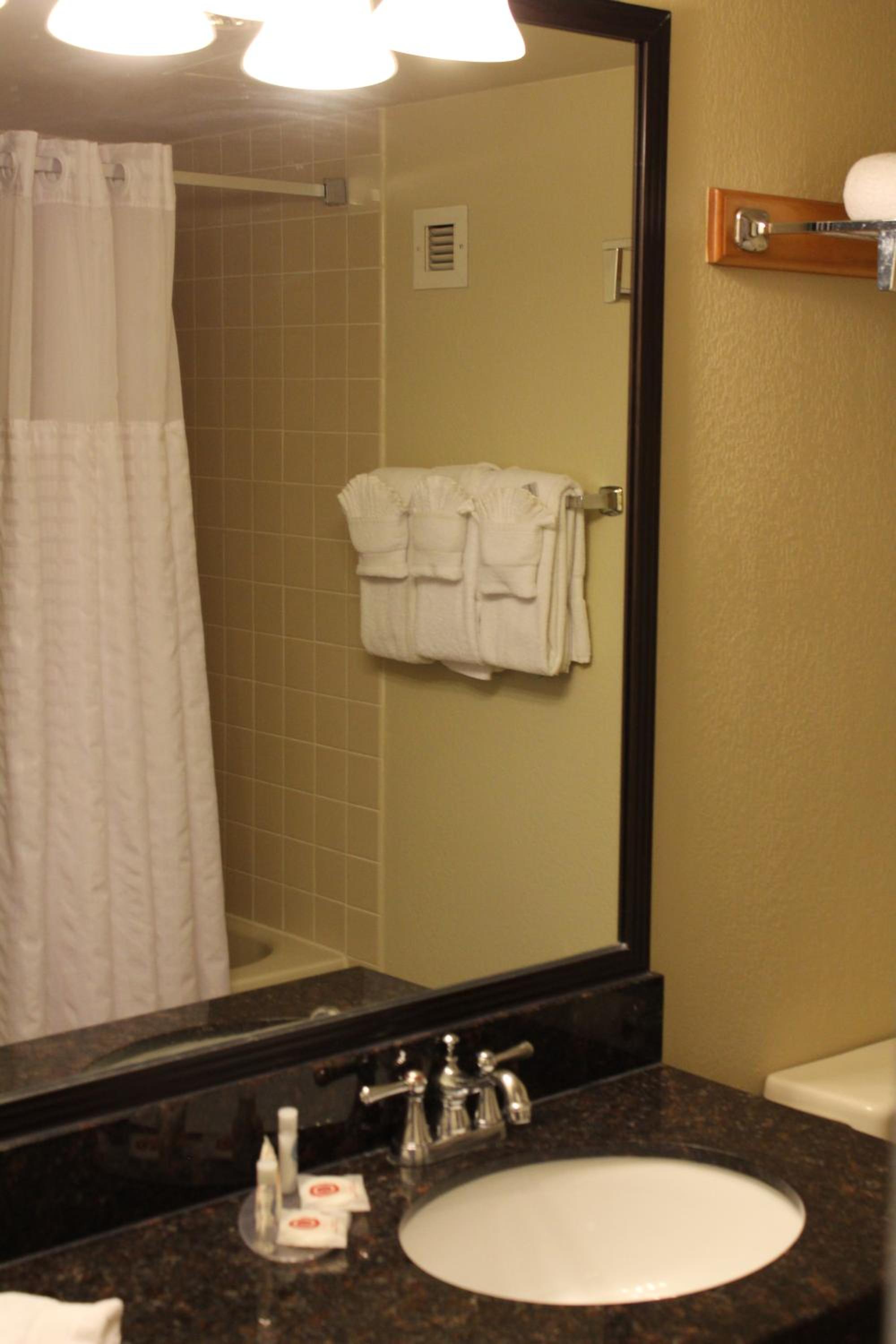 Standard Queen Room with Two Queen Beds - Non-Smoking photo 2