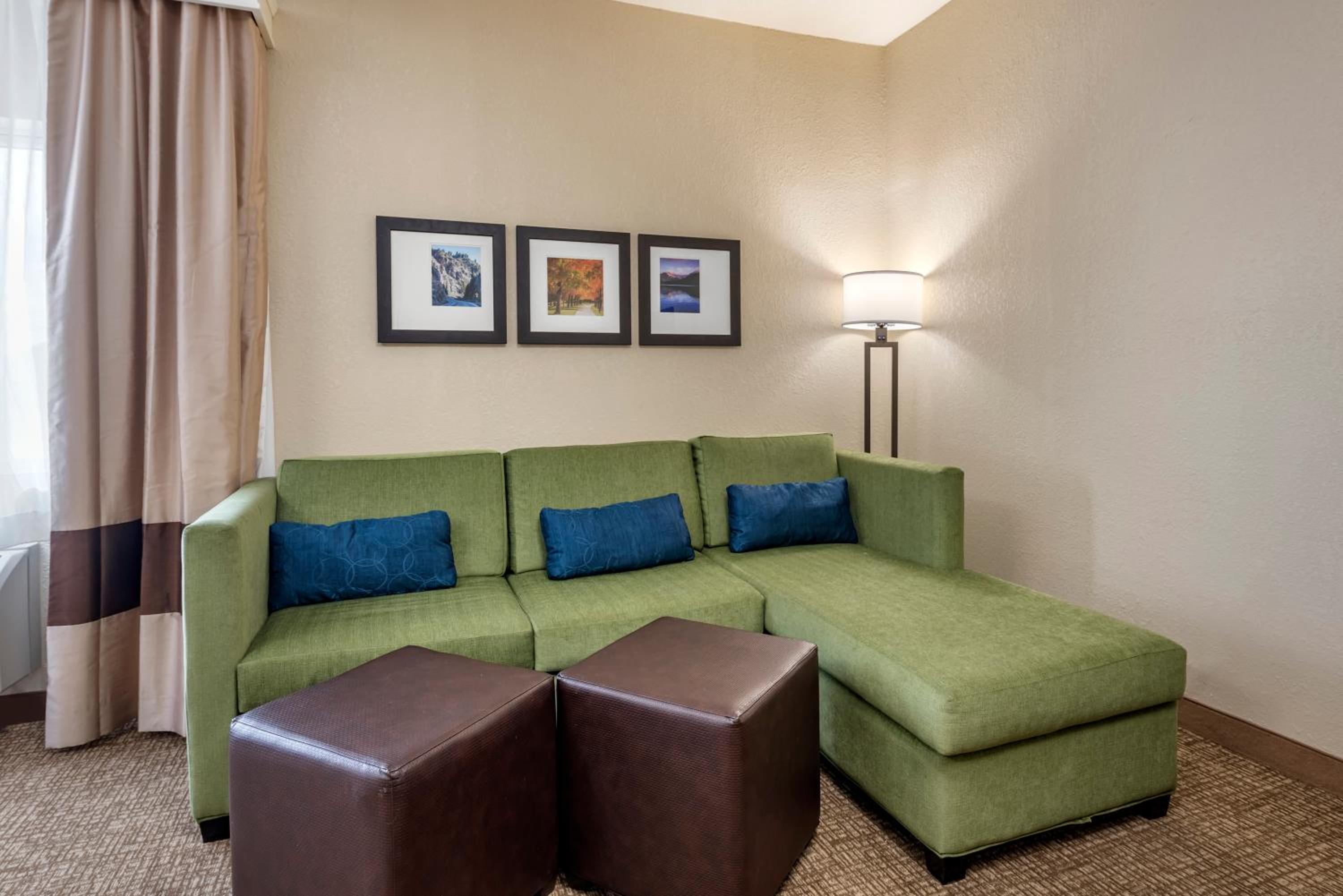 Queen Suite with Two Queen Beds - Non-Smoking - Photo 2