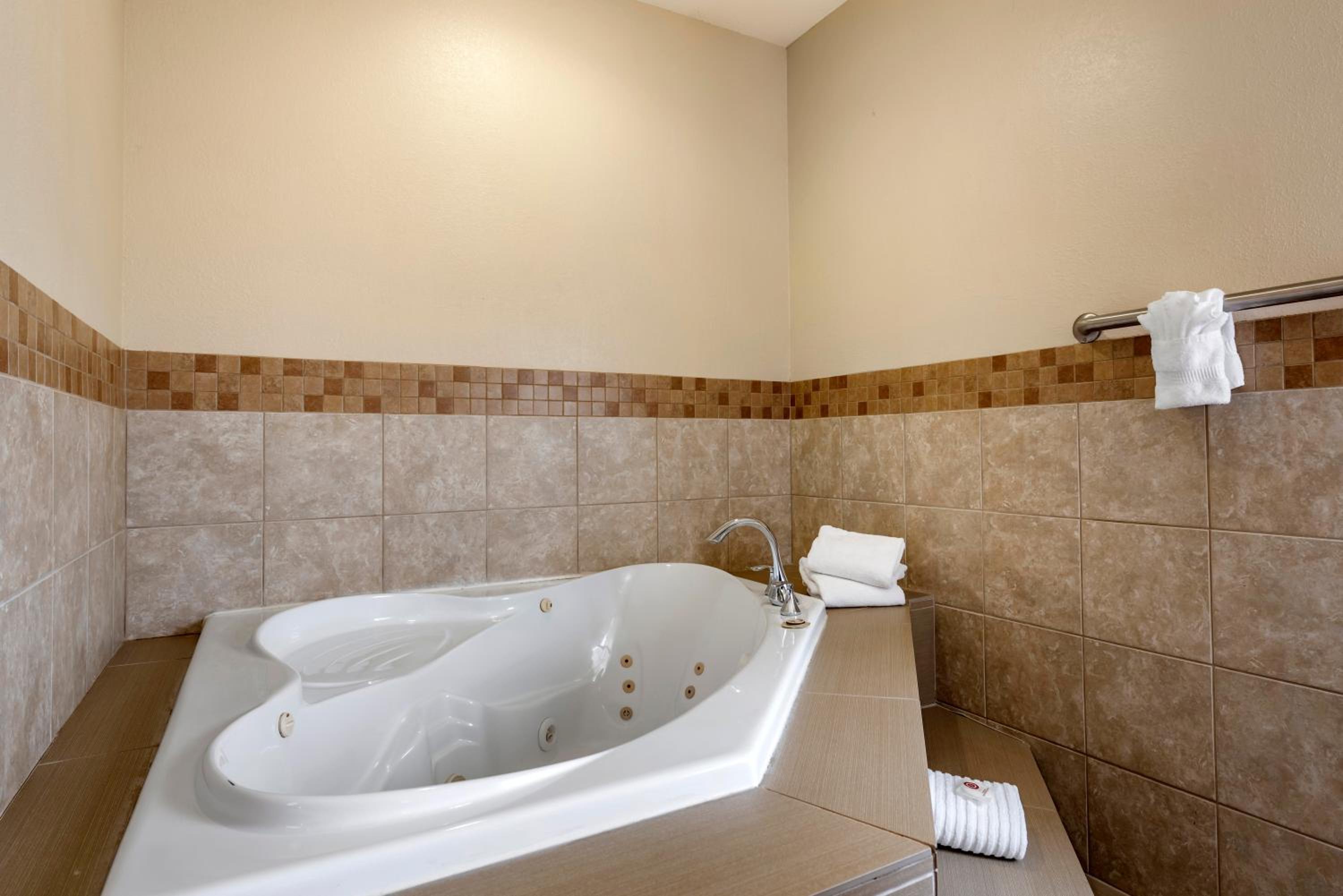 Suite with Spa Bath - Photo 4