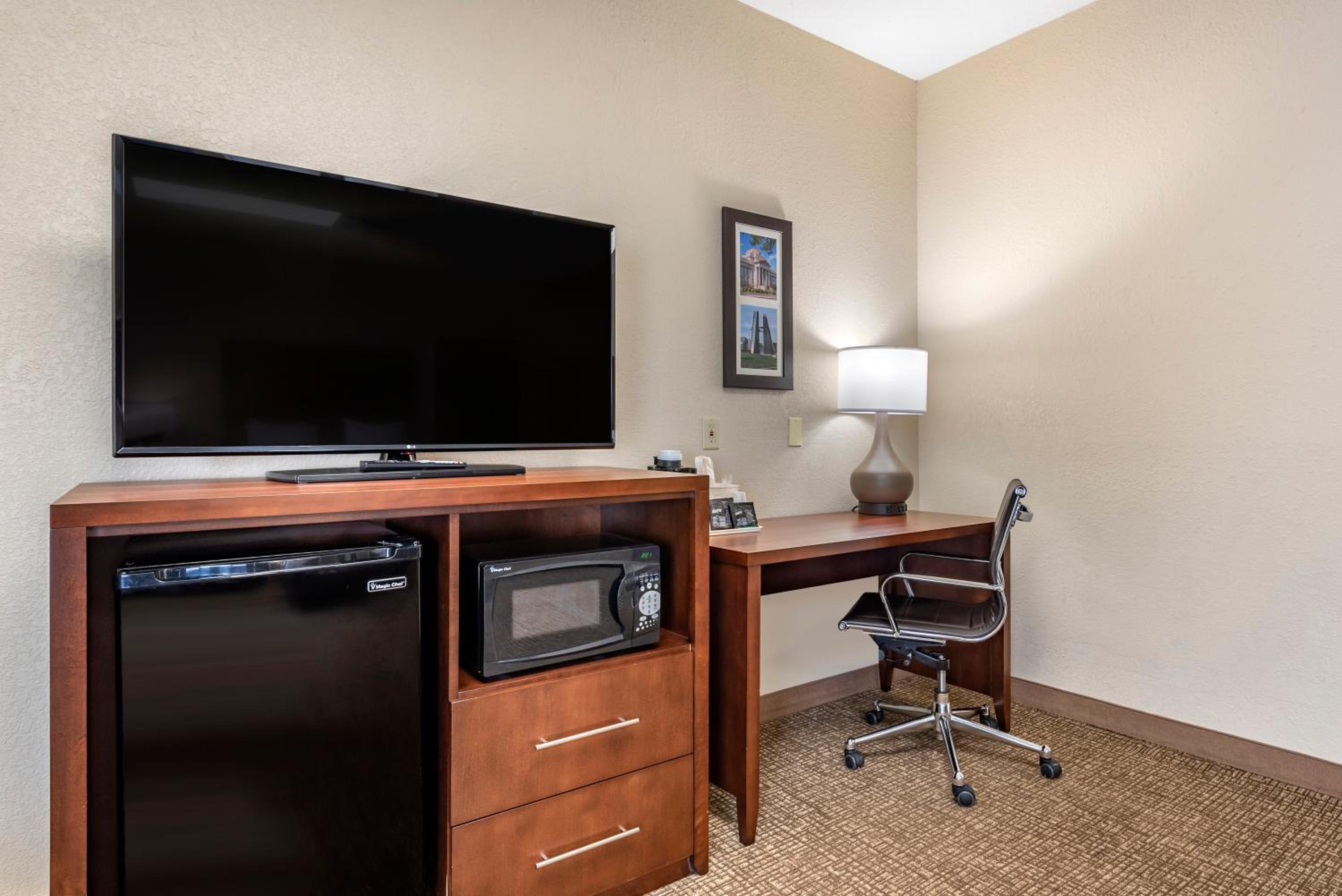 Queen Suite with Two Queen Beds - Non-Smoking - Photo 3