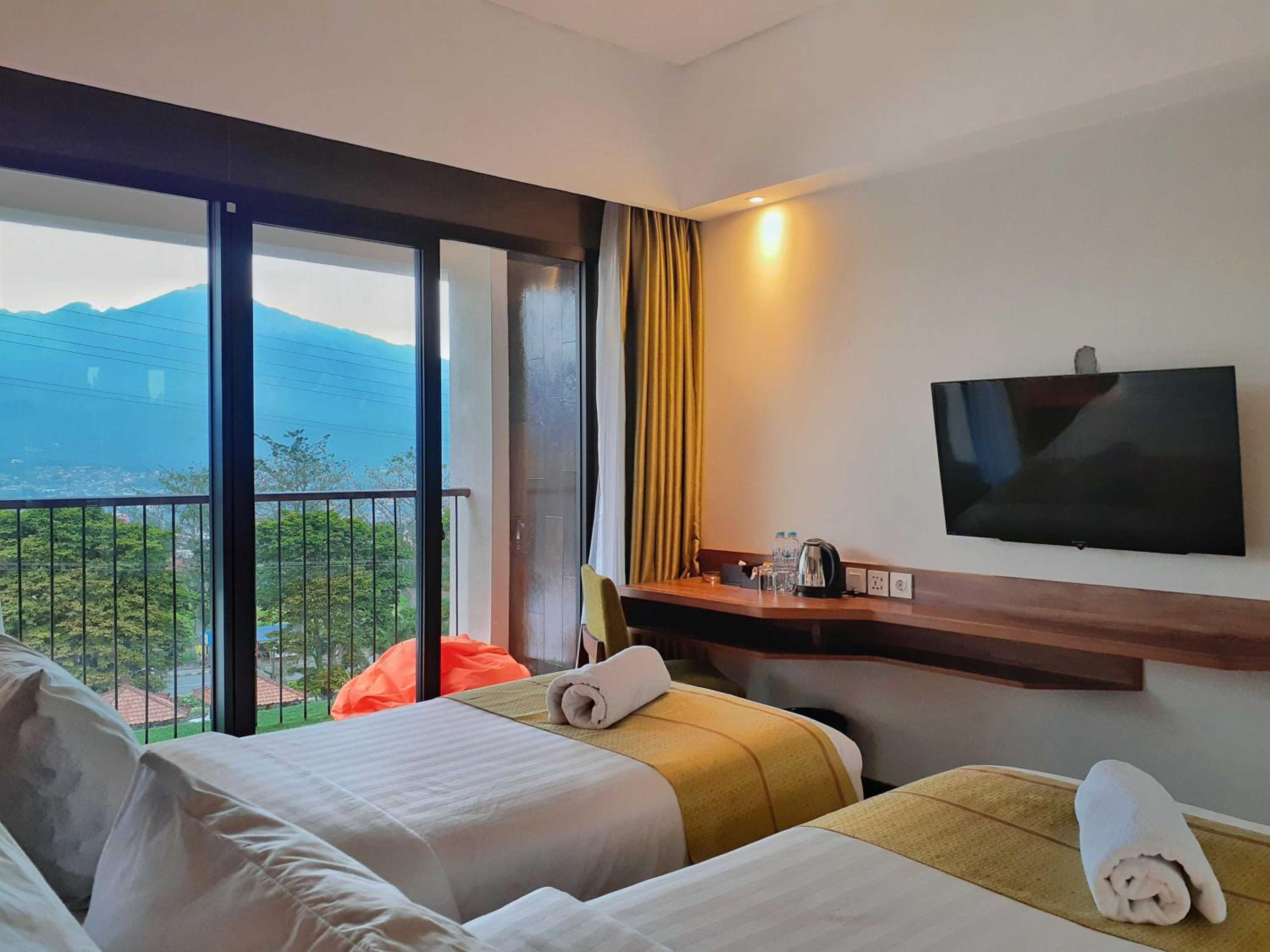 Superior Twin Room with Balcony and City View photo 2