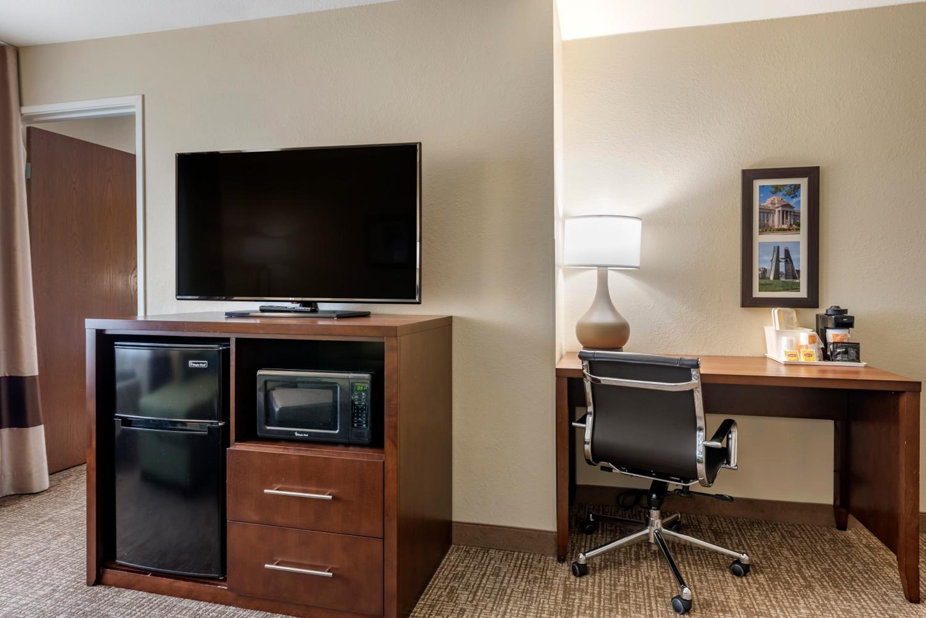 King Room with Sofabed - Non Smoking - Photo 2