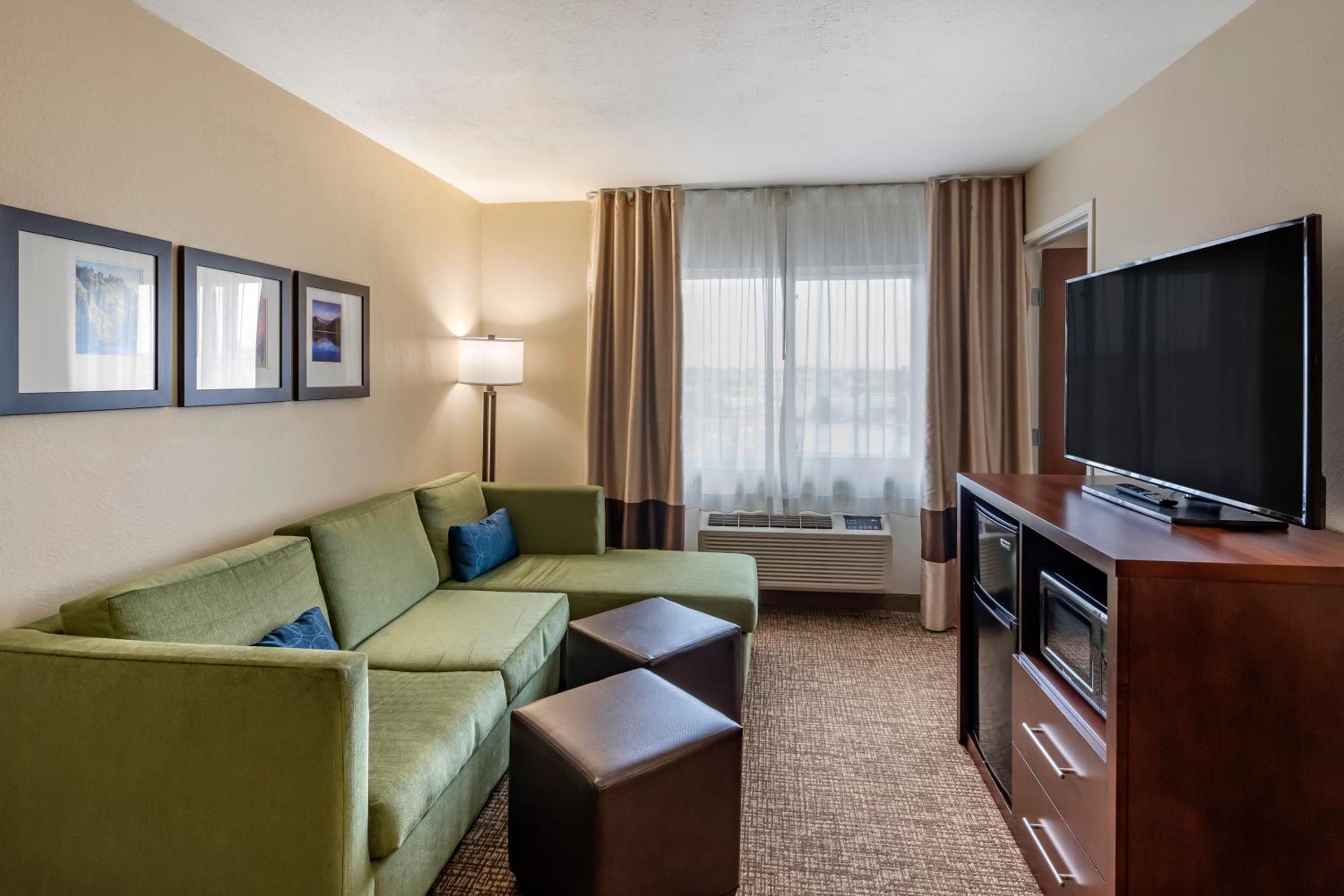 King Room with Sofabed - Non Smoking - Photo 1