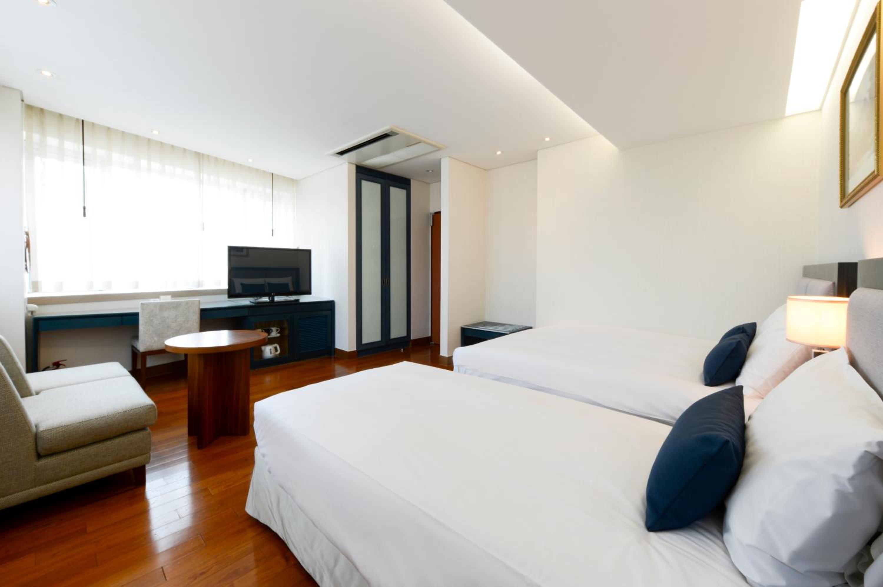 Deluxe Twin Room - Photo 13