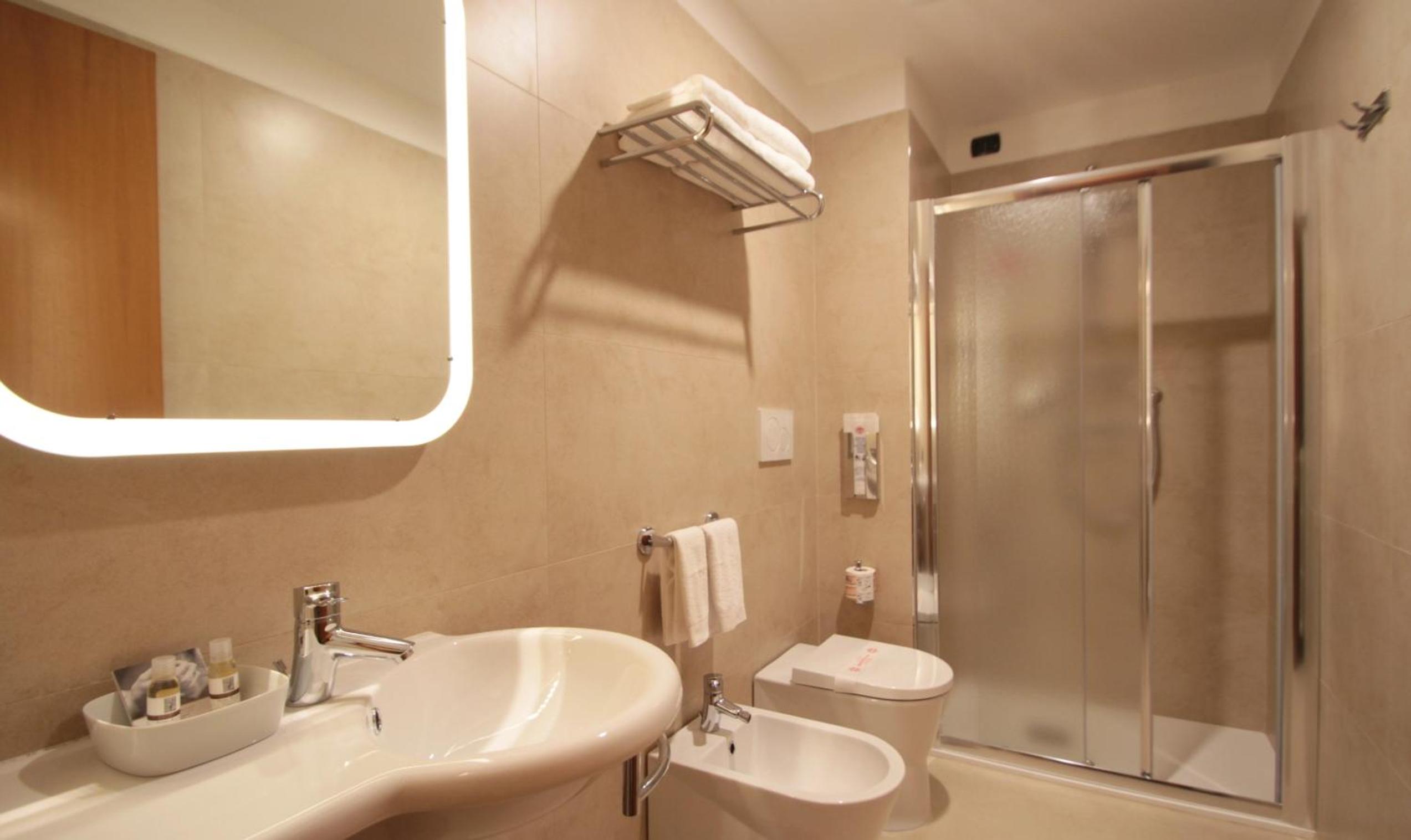 Superior Triple Room thumbnail 5