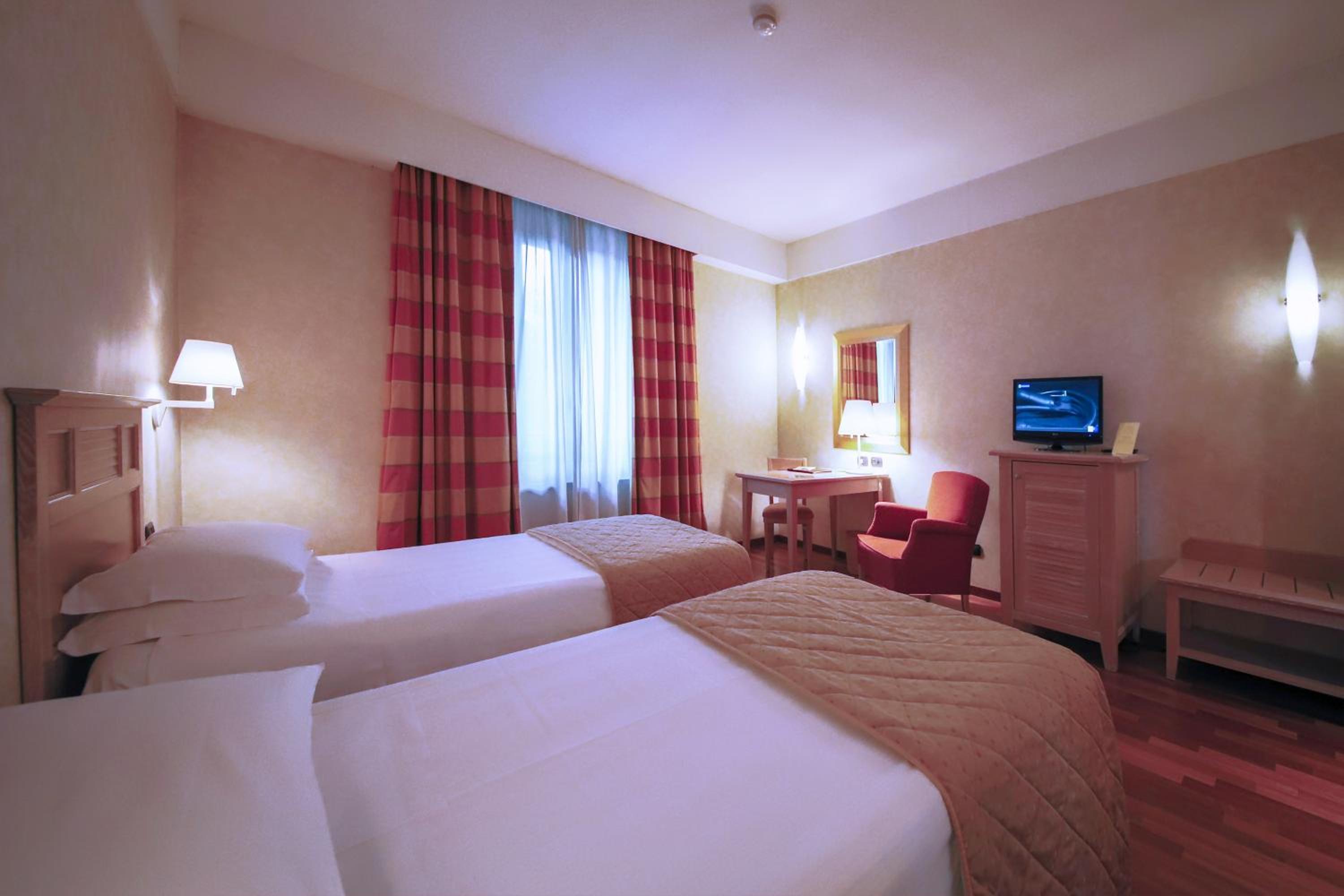 Prestige Twin Room - Photo 2