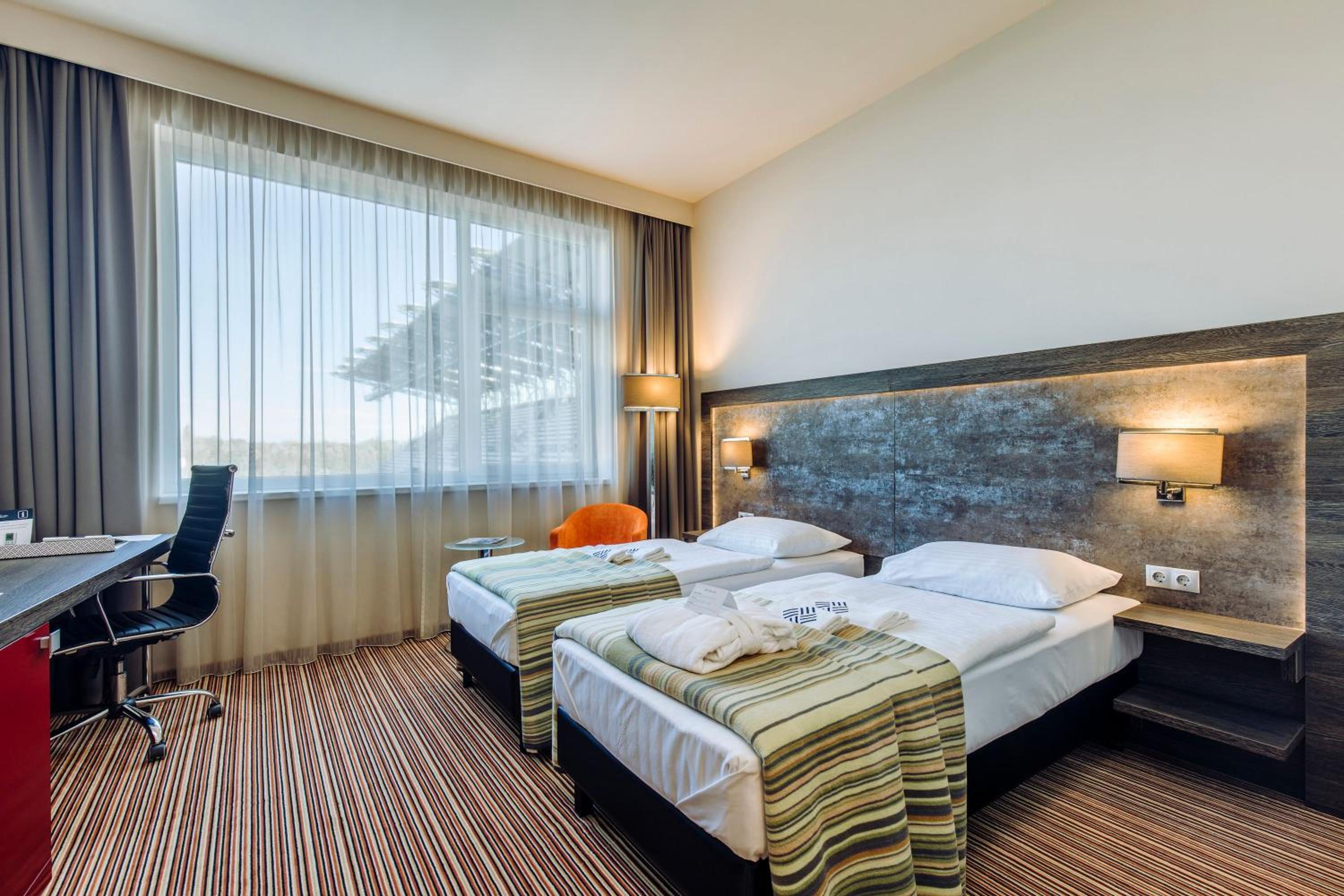 Business superior room with street view photo 3