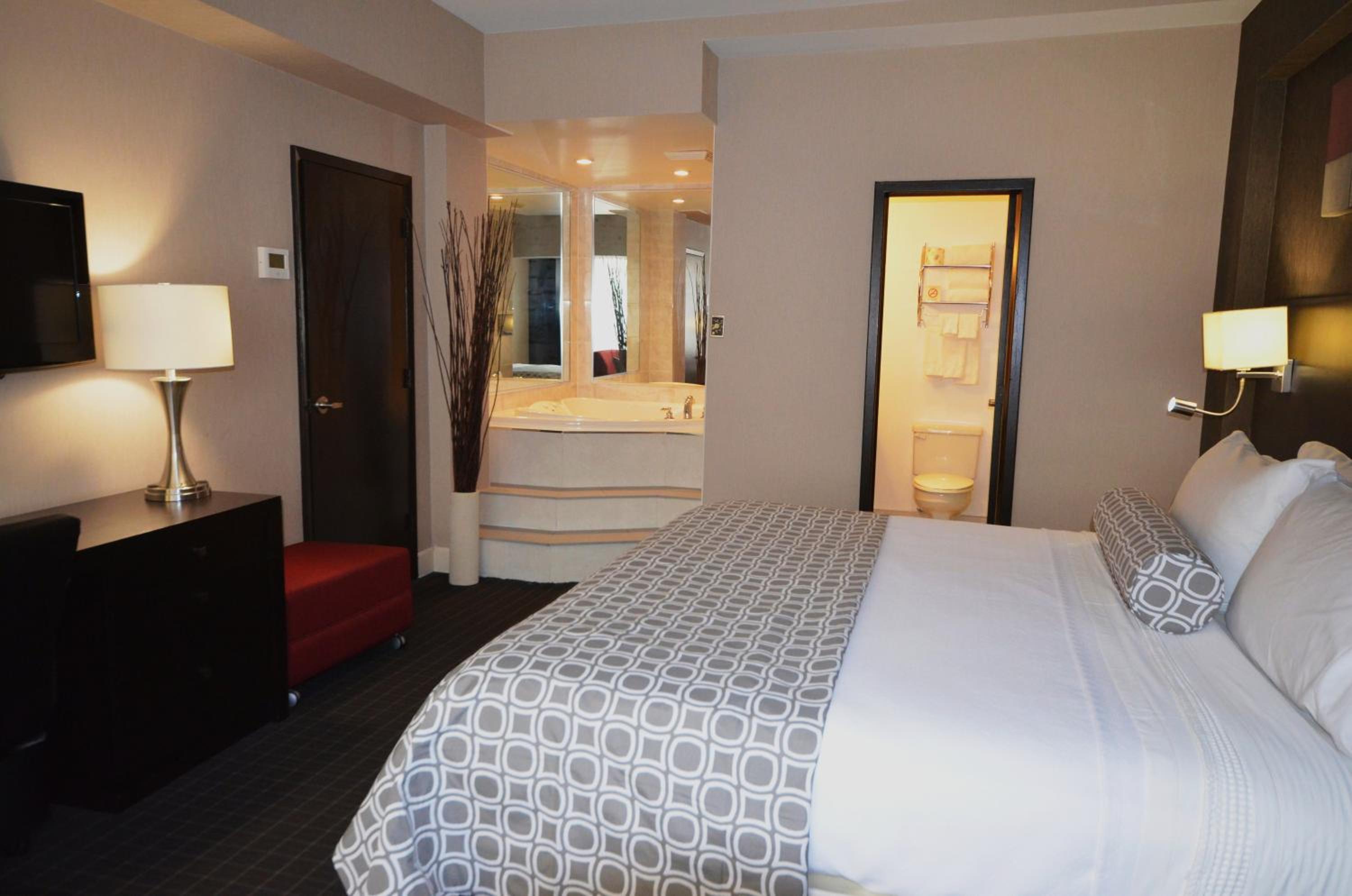 One-Bedroom King Suite - Non-Smoking - Photo 1