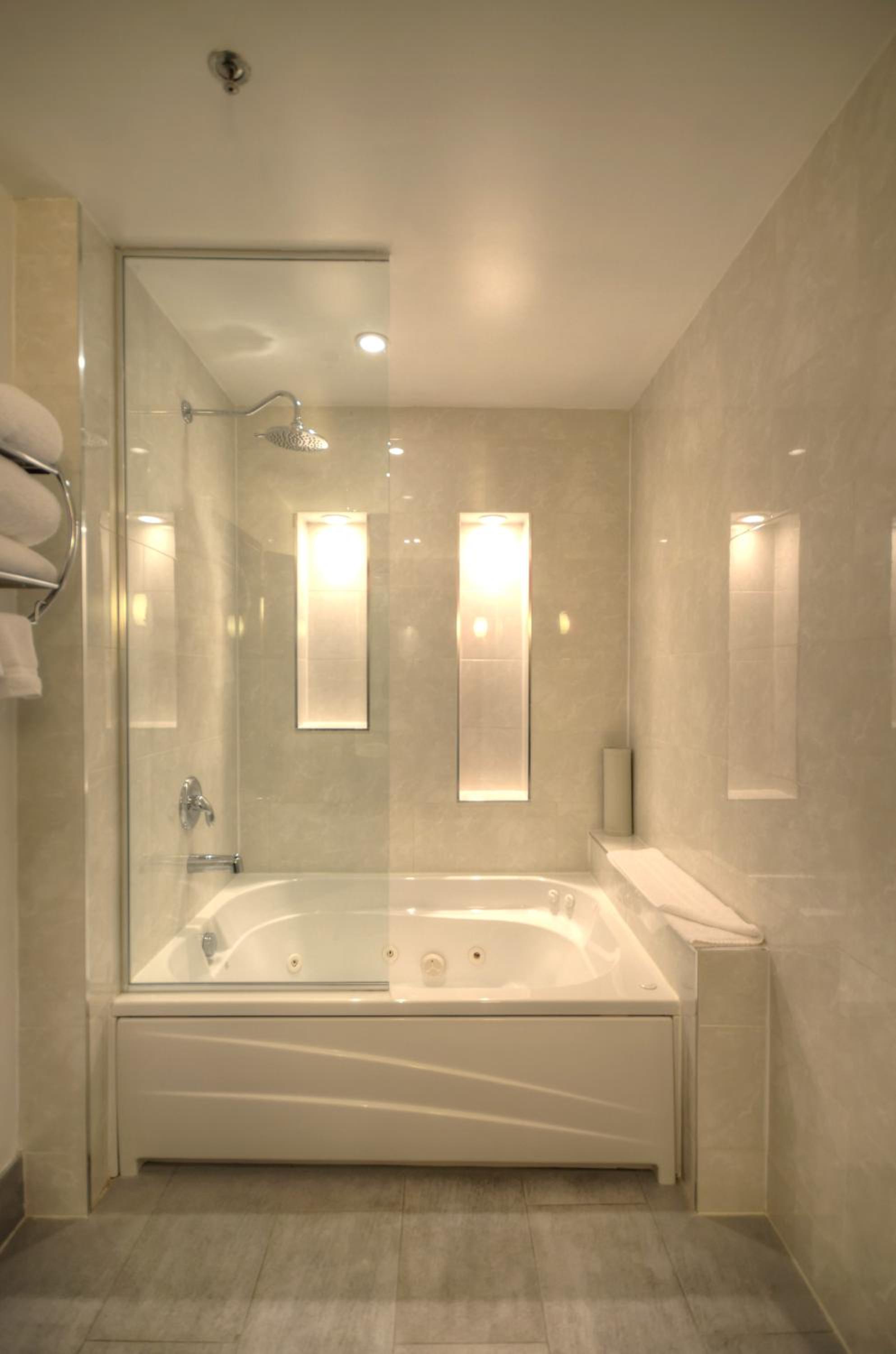 One-Bedroom King Suite - Non-Smoking - Photo 2