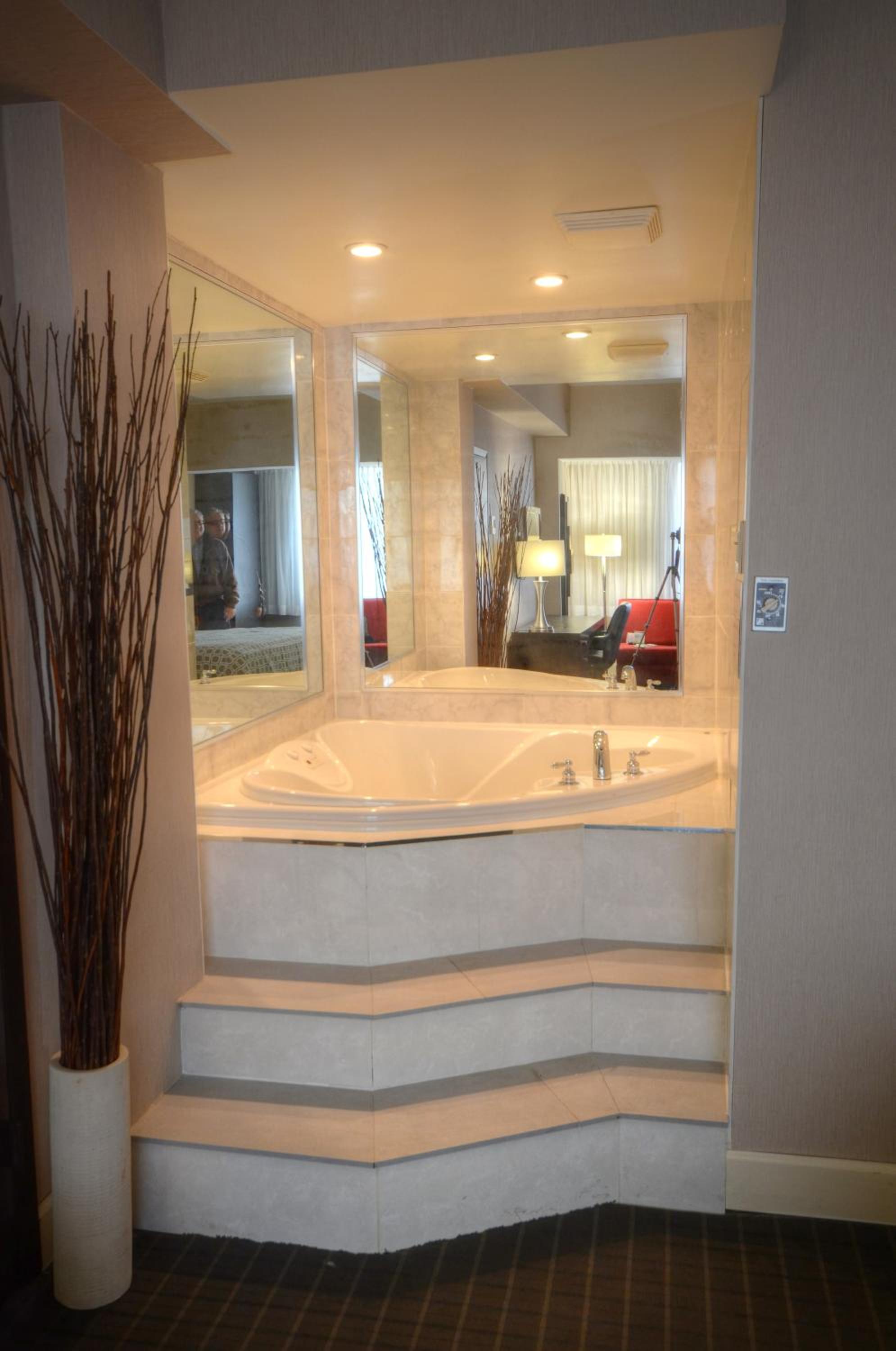 One-Bedroom King Suite - Non-Smoking - Photo 3