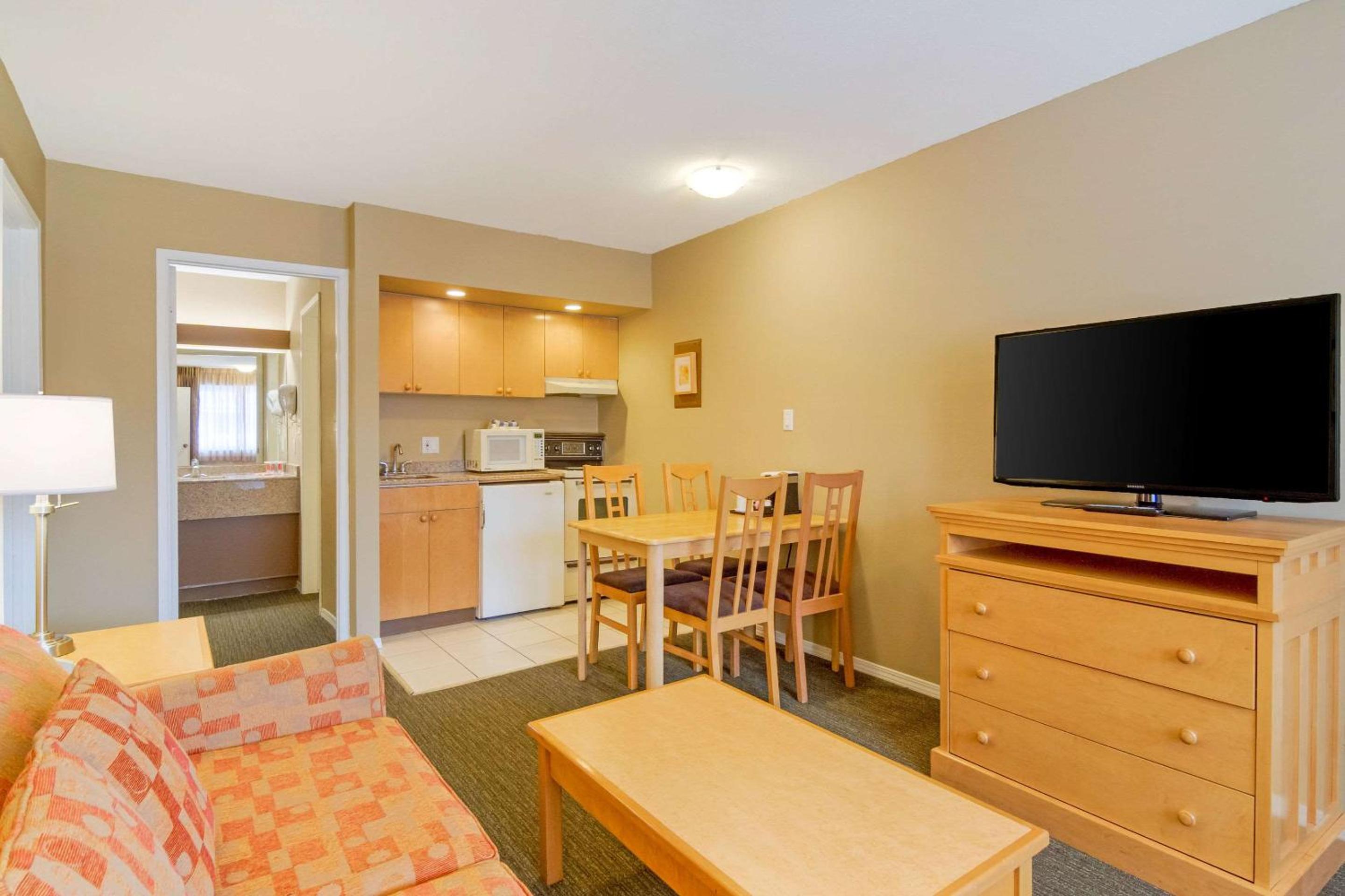 Family Suite with One Queen Bed, Two  Single Beds and Sofa Bed - Non/Smoking - Photo 1
