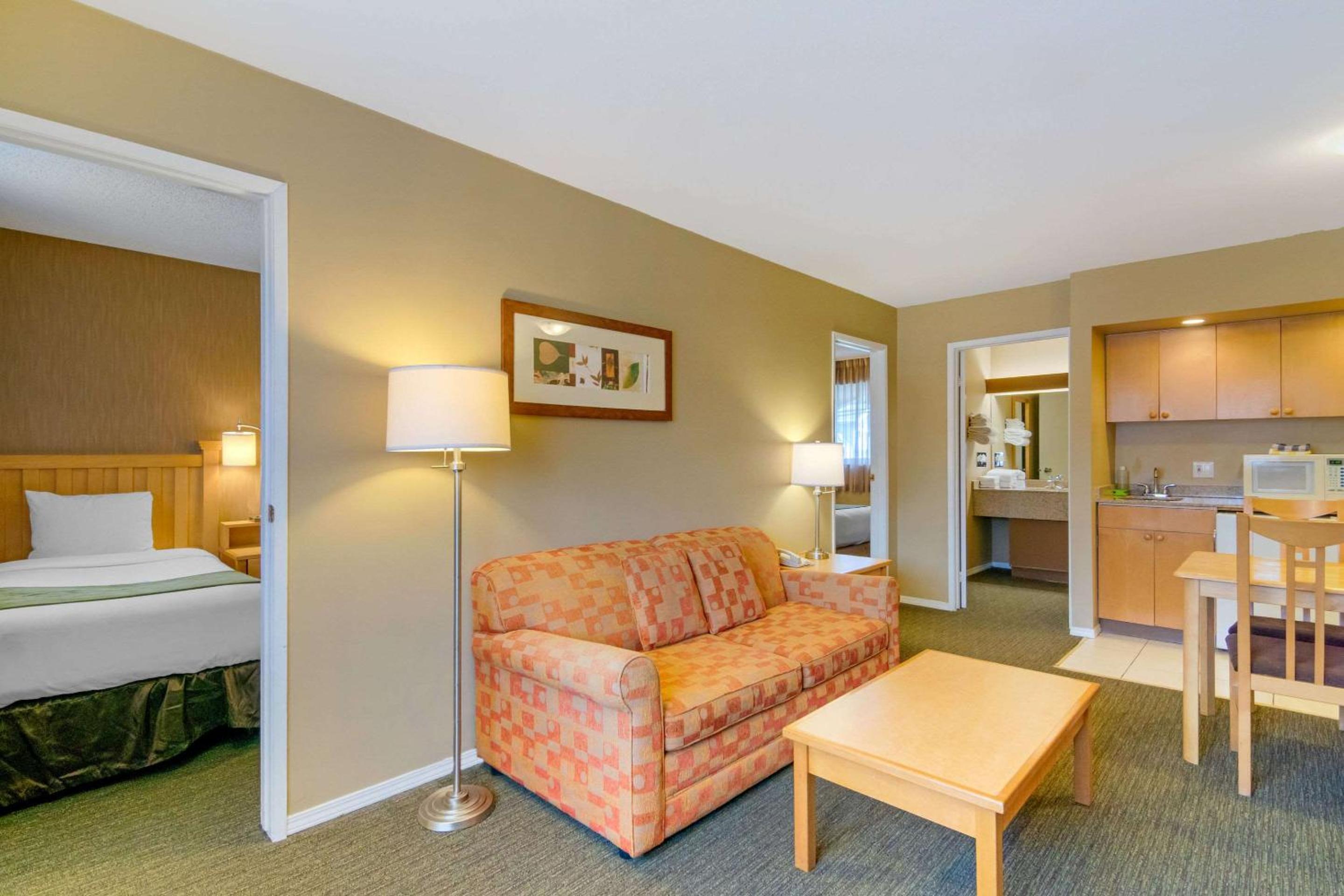 Family Suite with One Queen Bed, Two  Single Beds and Sofa Bed - Non/Smoking - Photo 2
