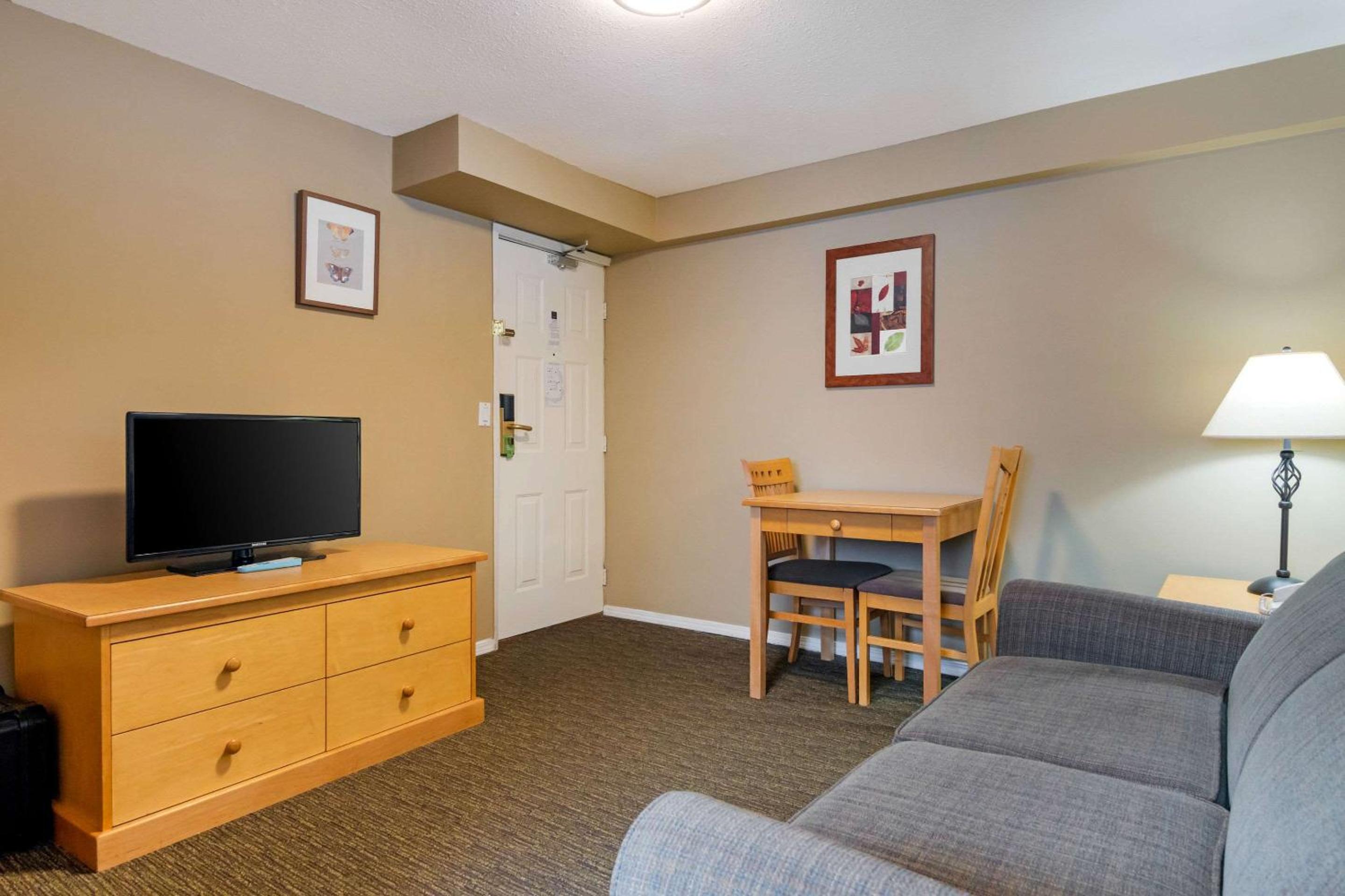Efficiency King Suite - Non-Smoking - Photo 7