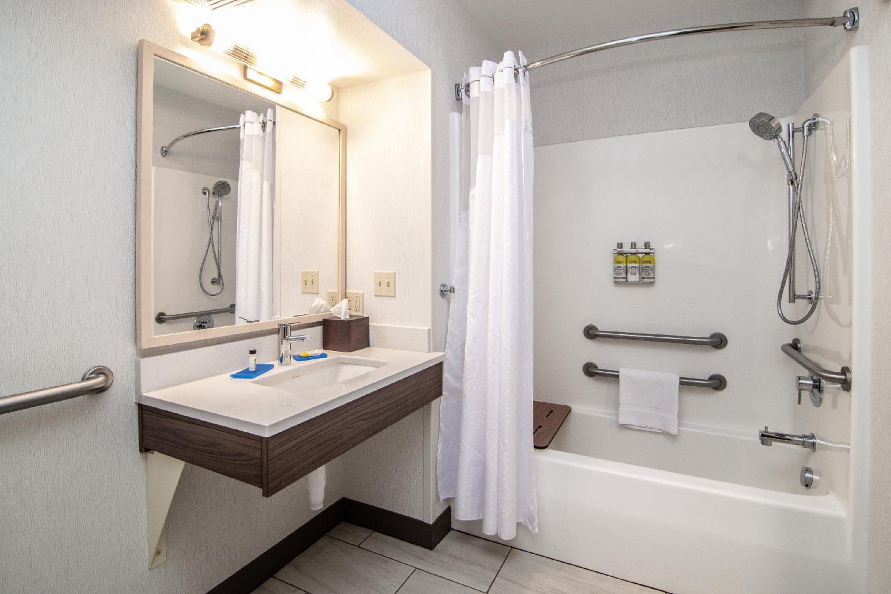 King Room - Mobility Access/Hearing Accessible - Photo 4