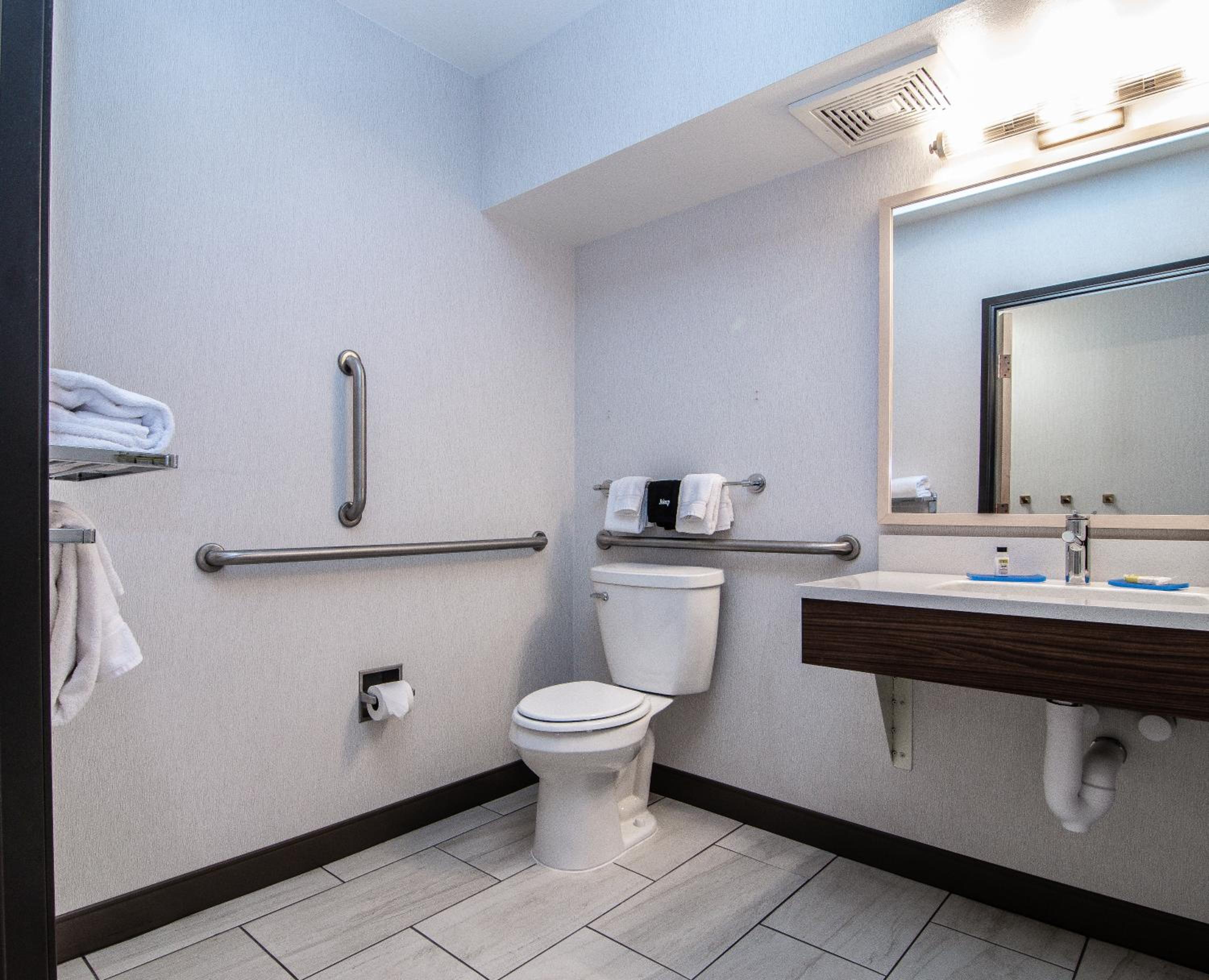Double Room with Two Queen Beds and Mobility Accessible Roll In Shower - Non-Smoking - Photo 4