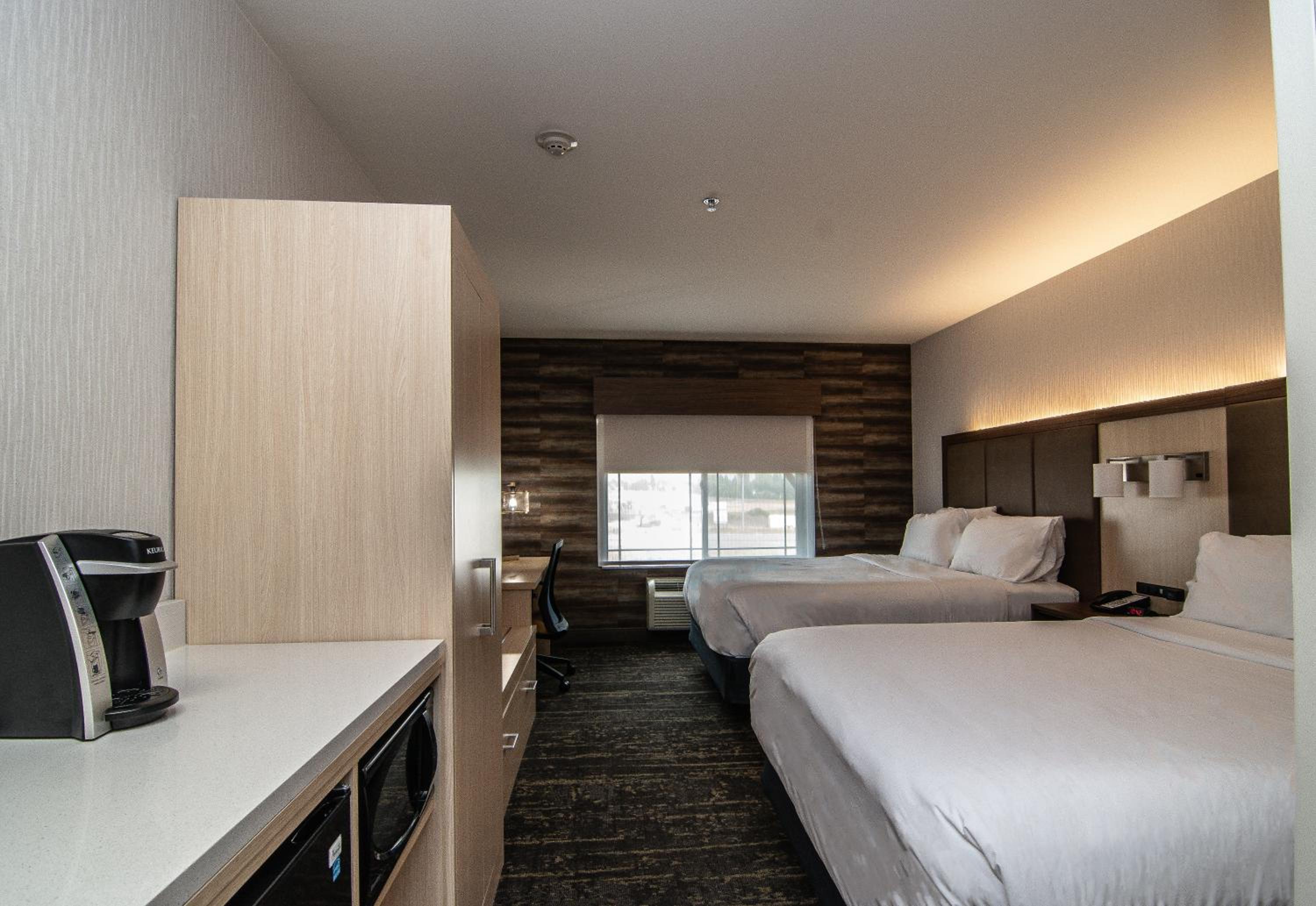 Standard Queen Room with Two Queen Beds and Bath/Shower - Photo 3
