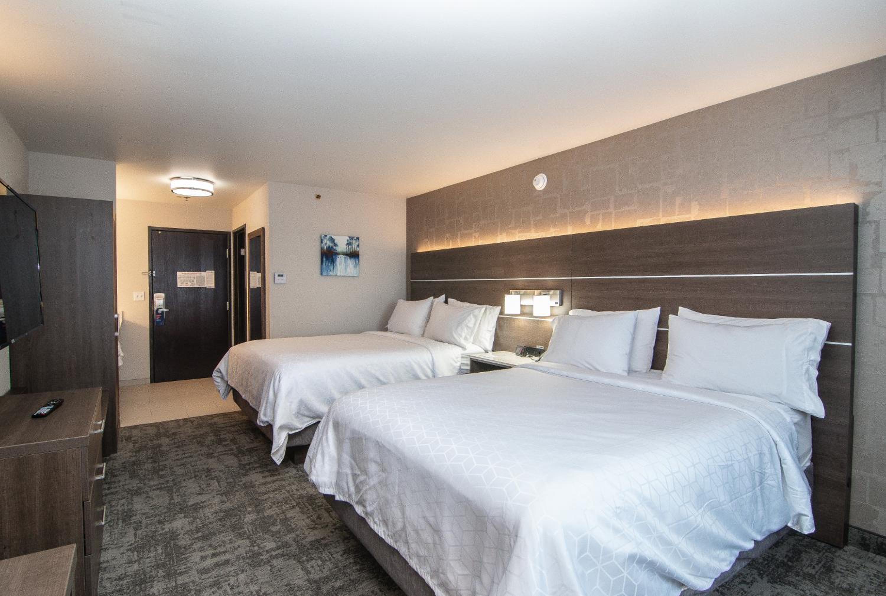 Standard Queen Room with Two Queen Beds and Bath/Shower - Photo 4