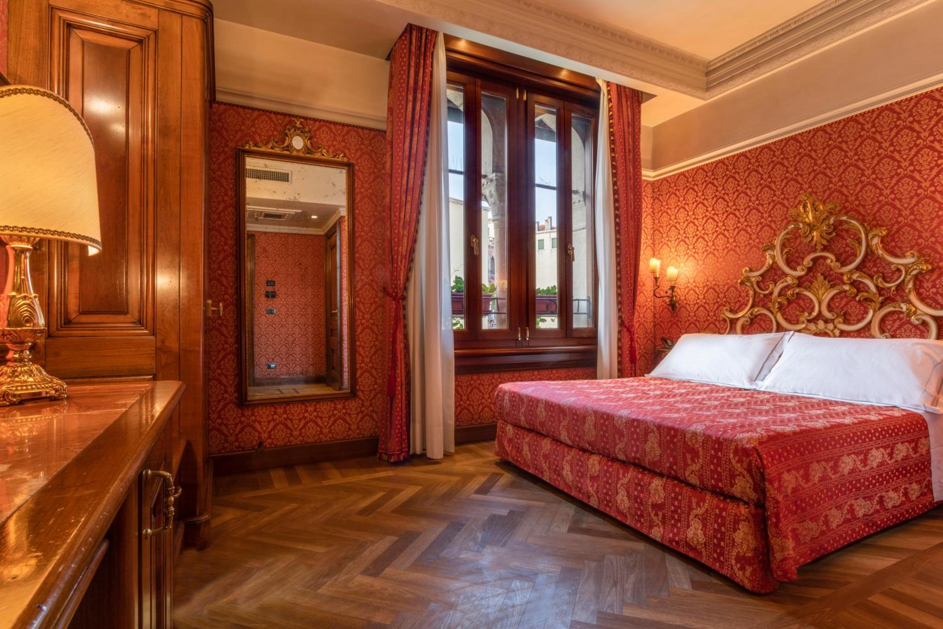 Superior Double or Twin Room with Canal View photo 3