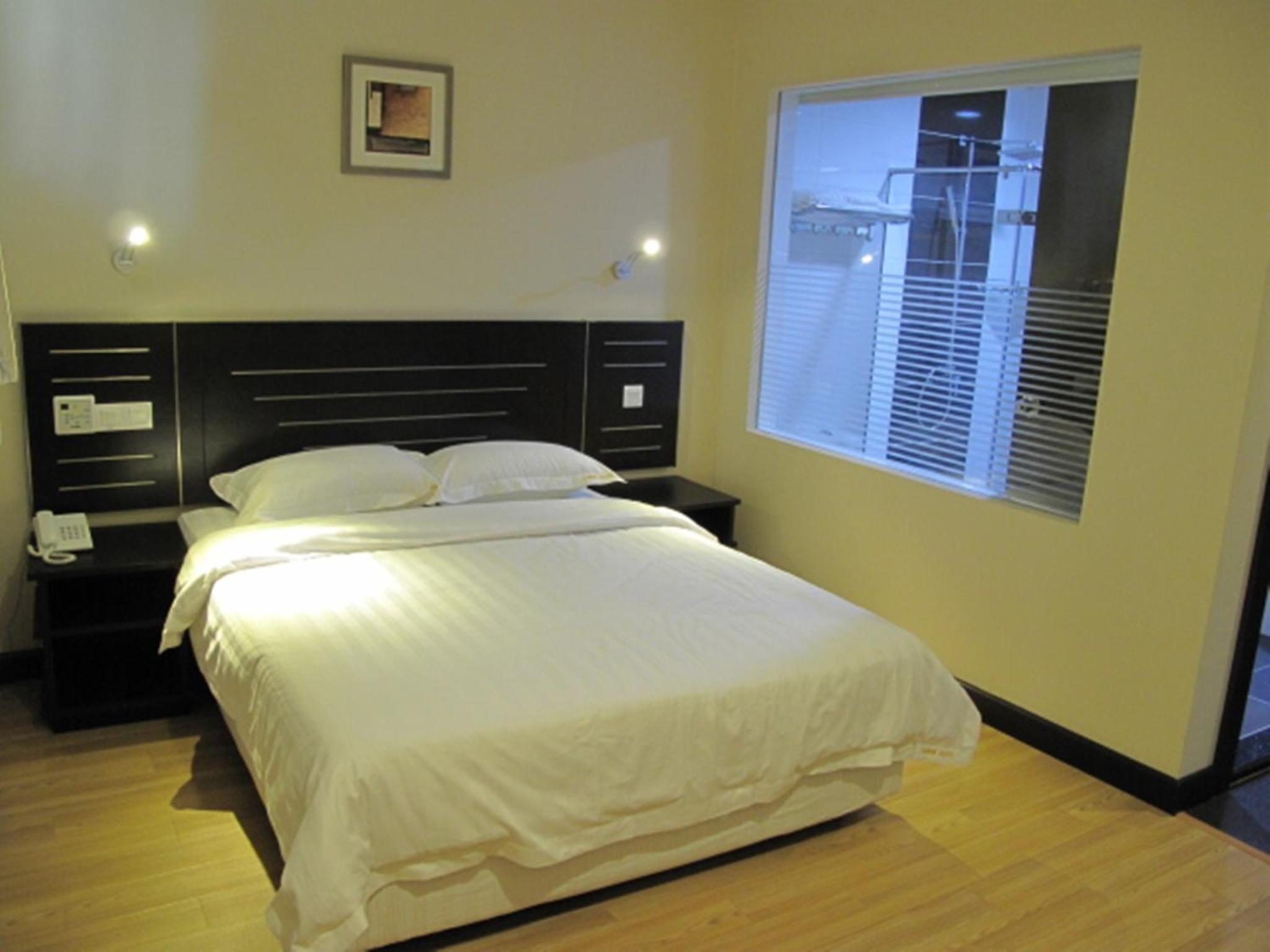 Standard Queen Room photo 2