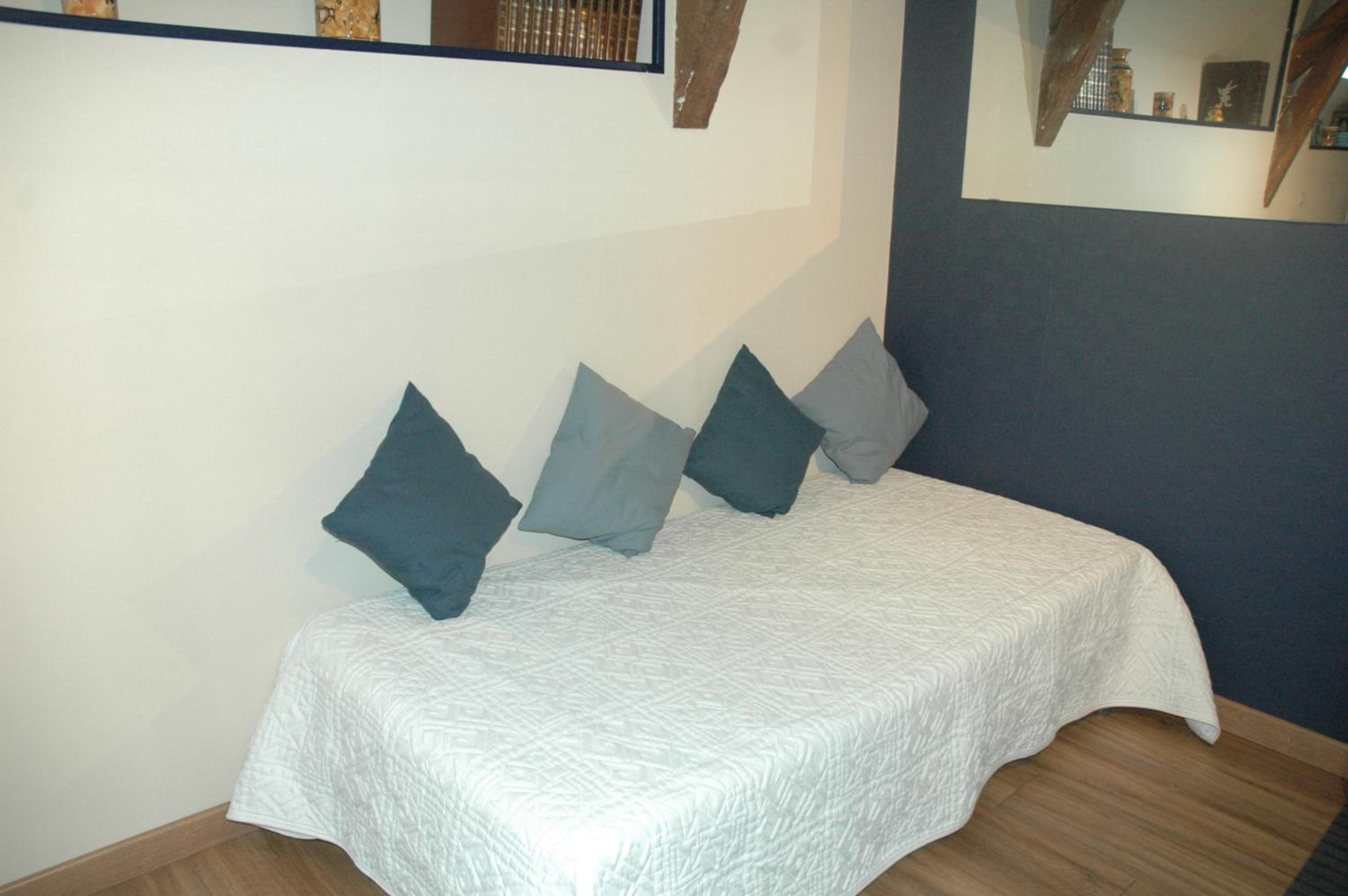 Double Room with Balcony - Photo 2