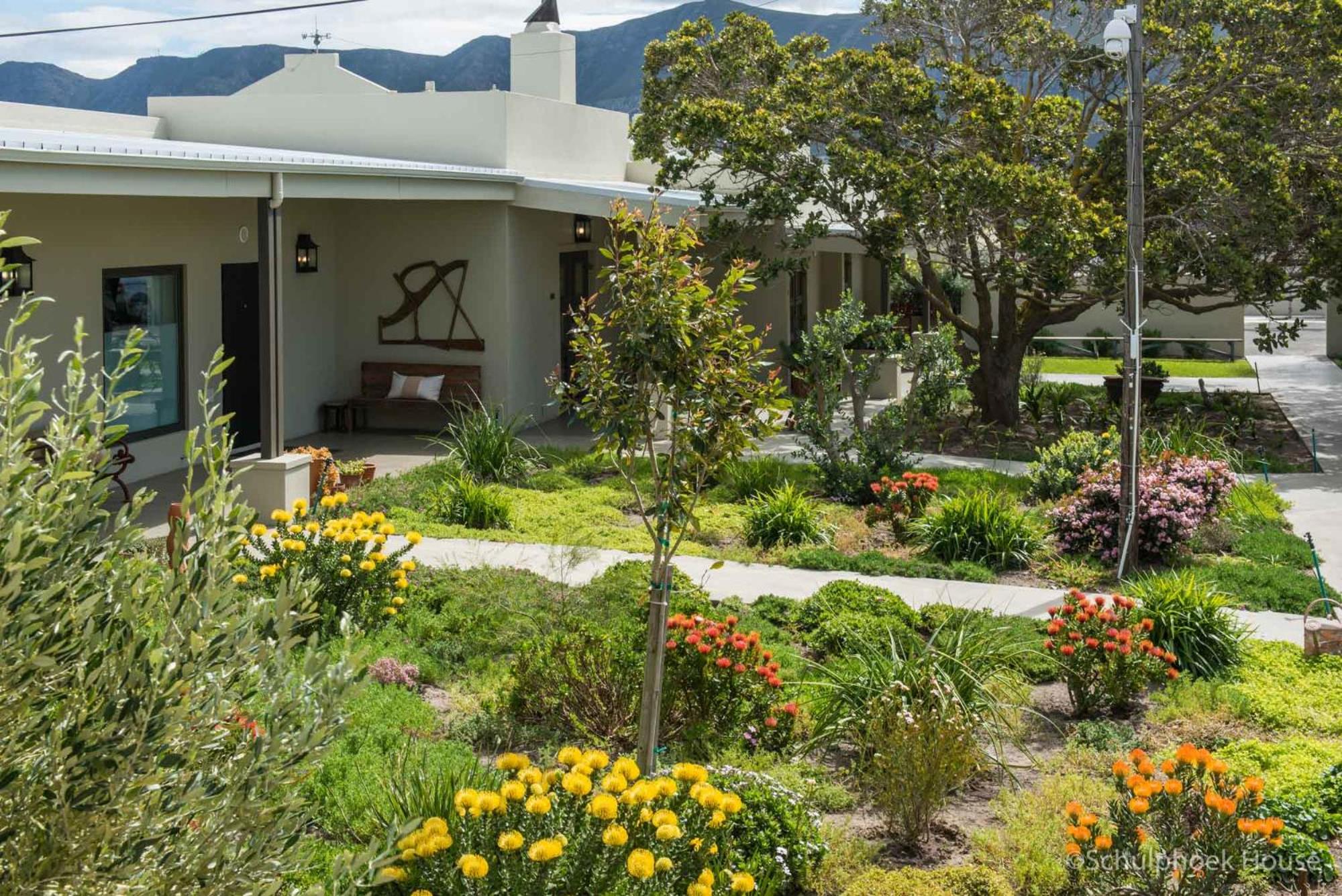 Standard Twin Room with Garden View - Photo 3