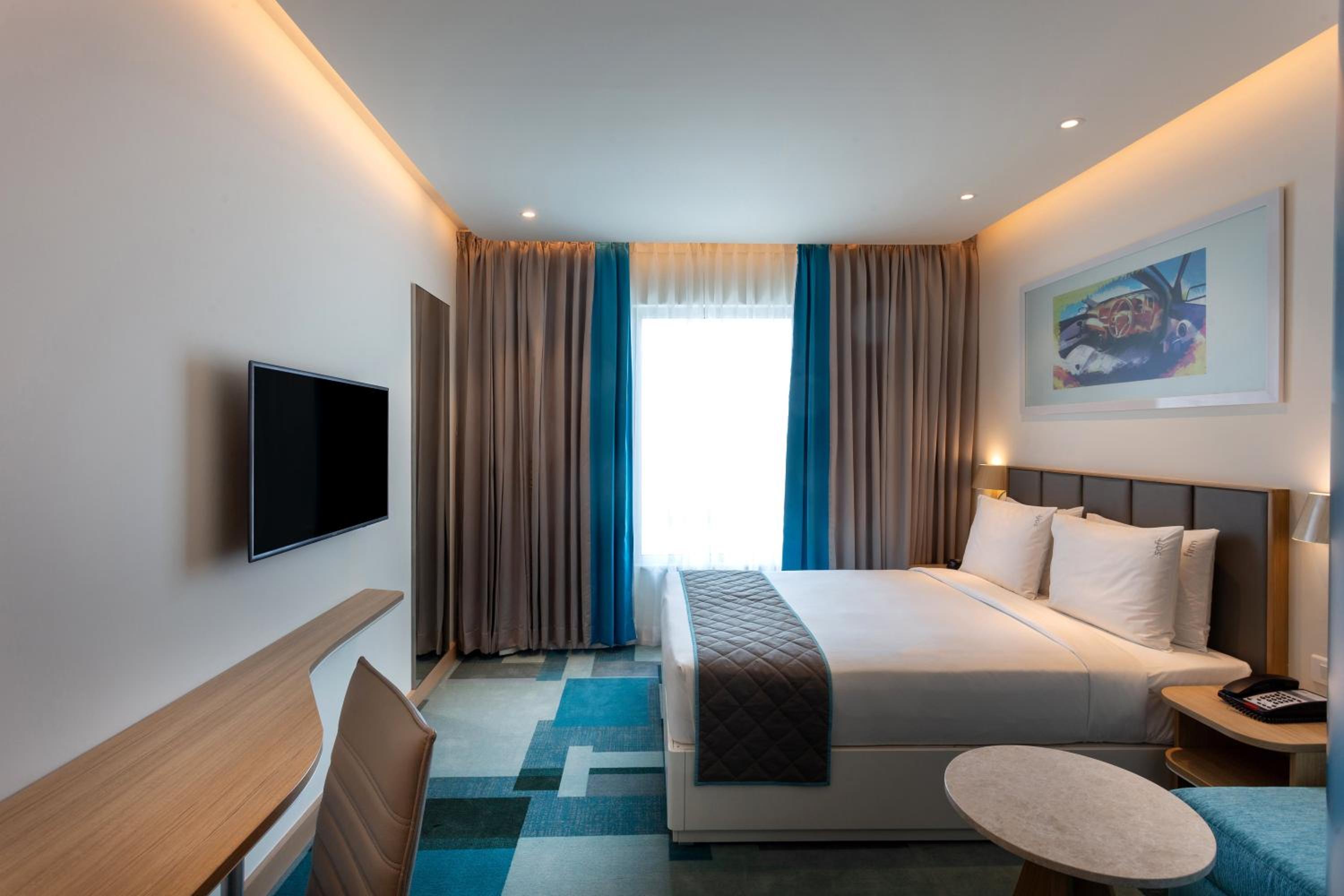 Standard Queen Room with Balcony - Photo 2