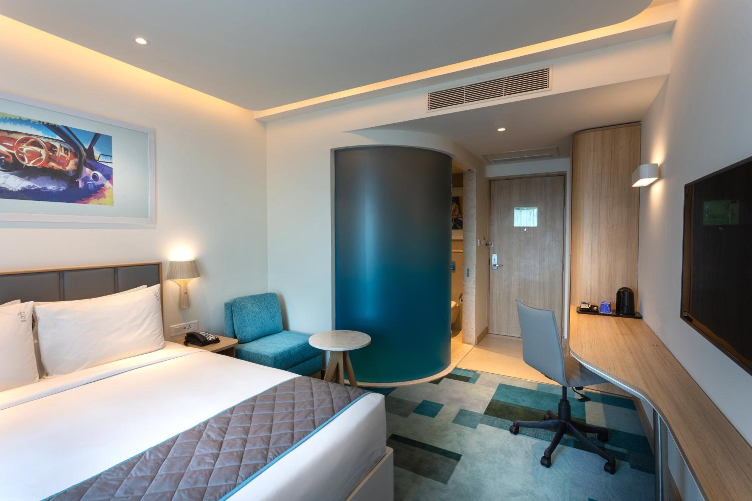 Standard Queen Room with Balcony - Photo 1
