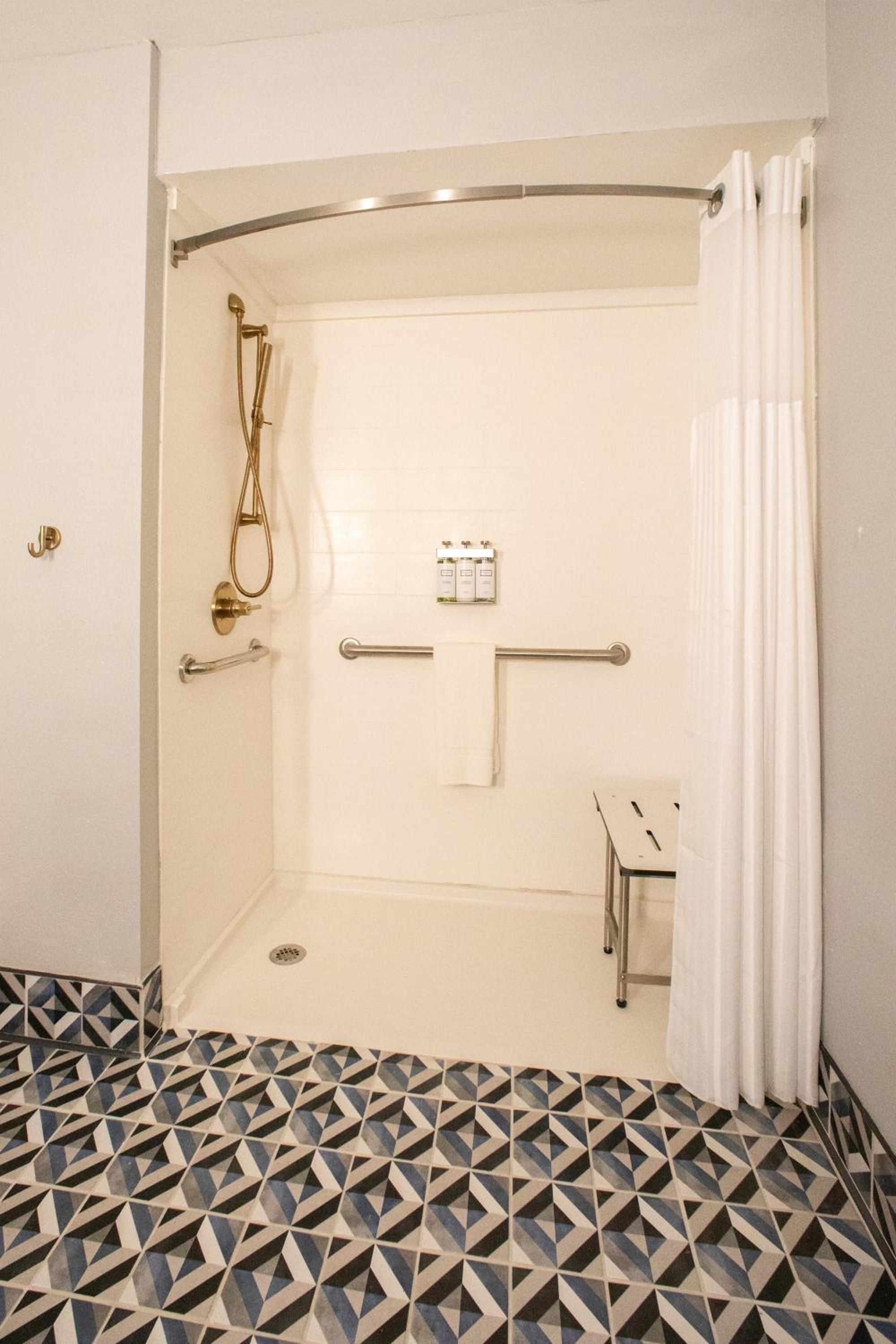 Queen Room - Disability Access photo 2