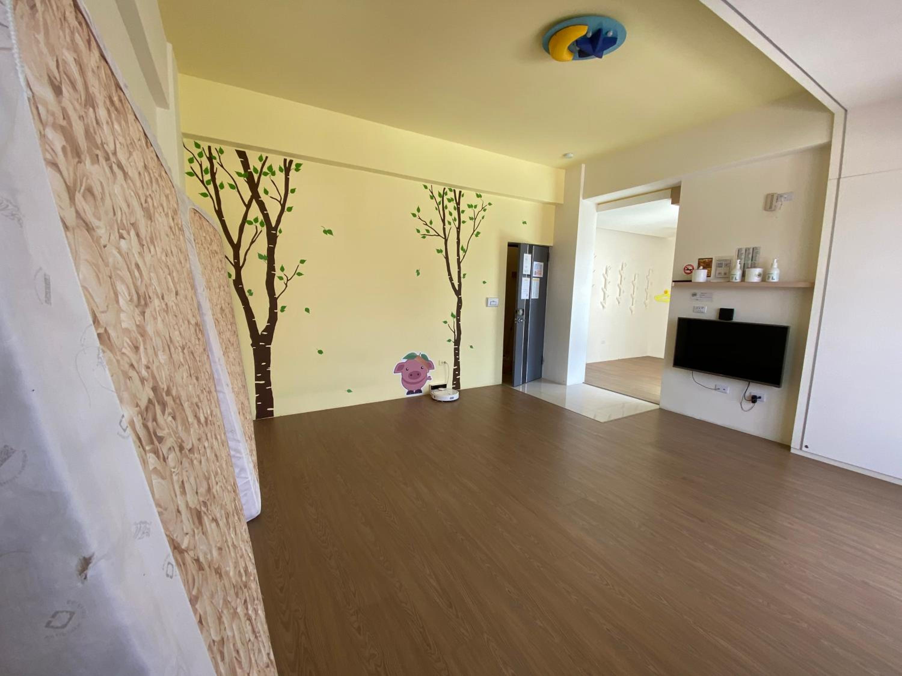 Family Room with Balcony photo 2