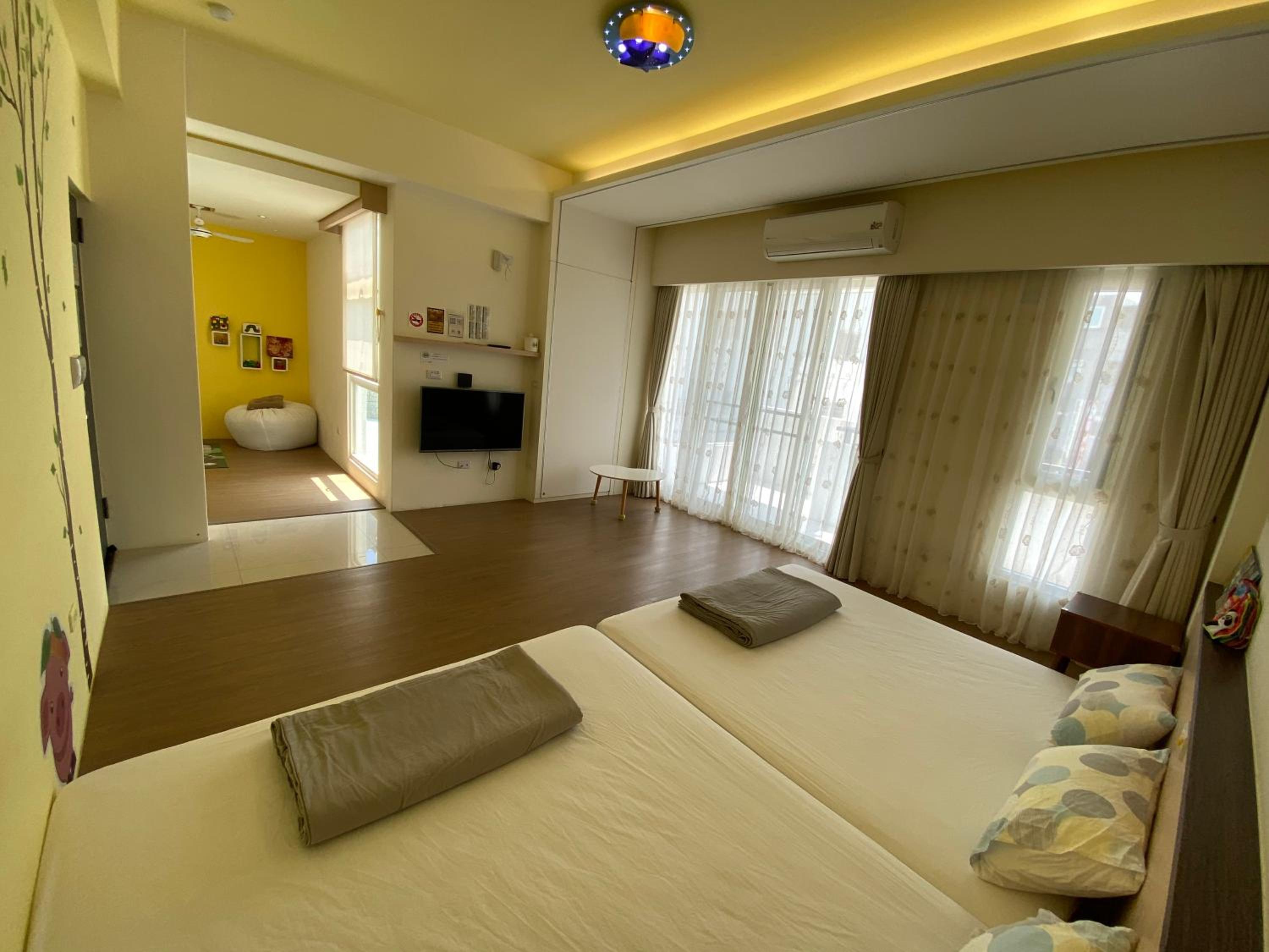 Family Room with Balcony photo 3