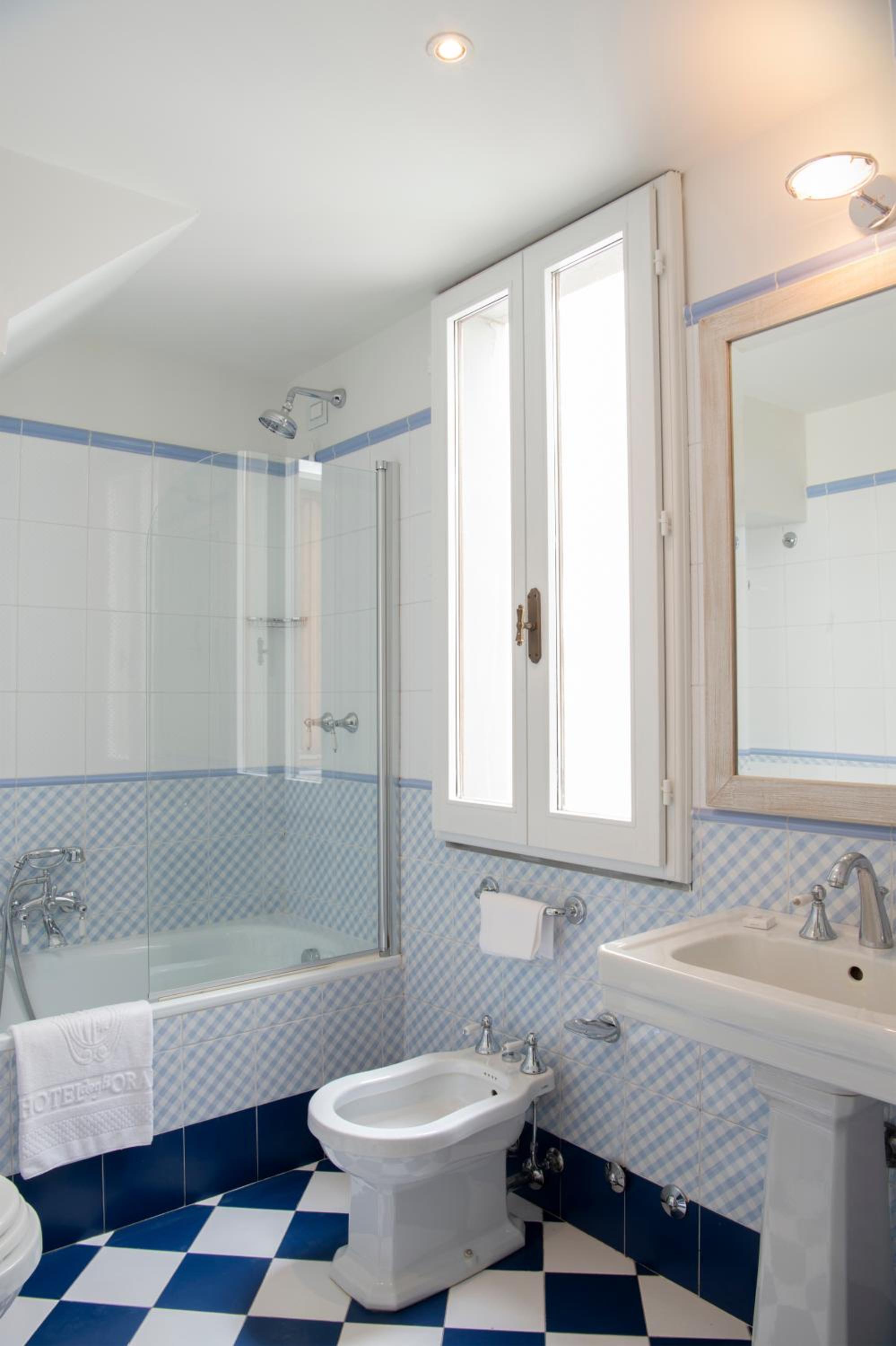 One-Bedroom Suite - Photo 3