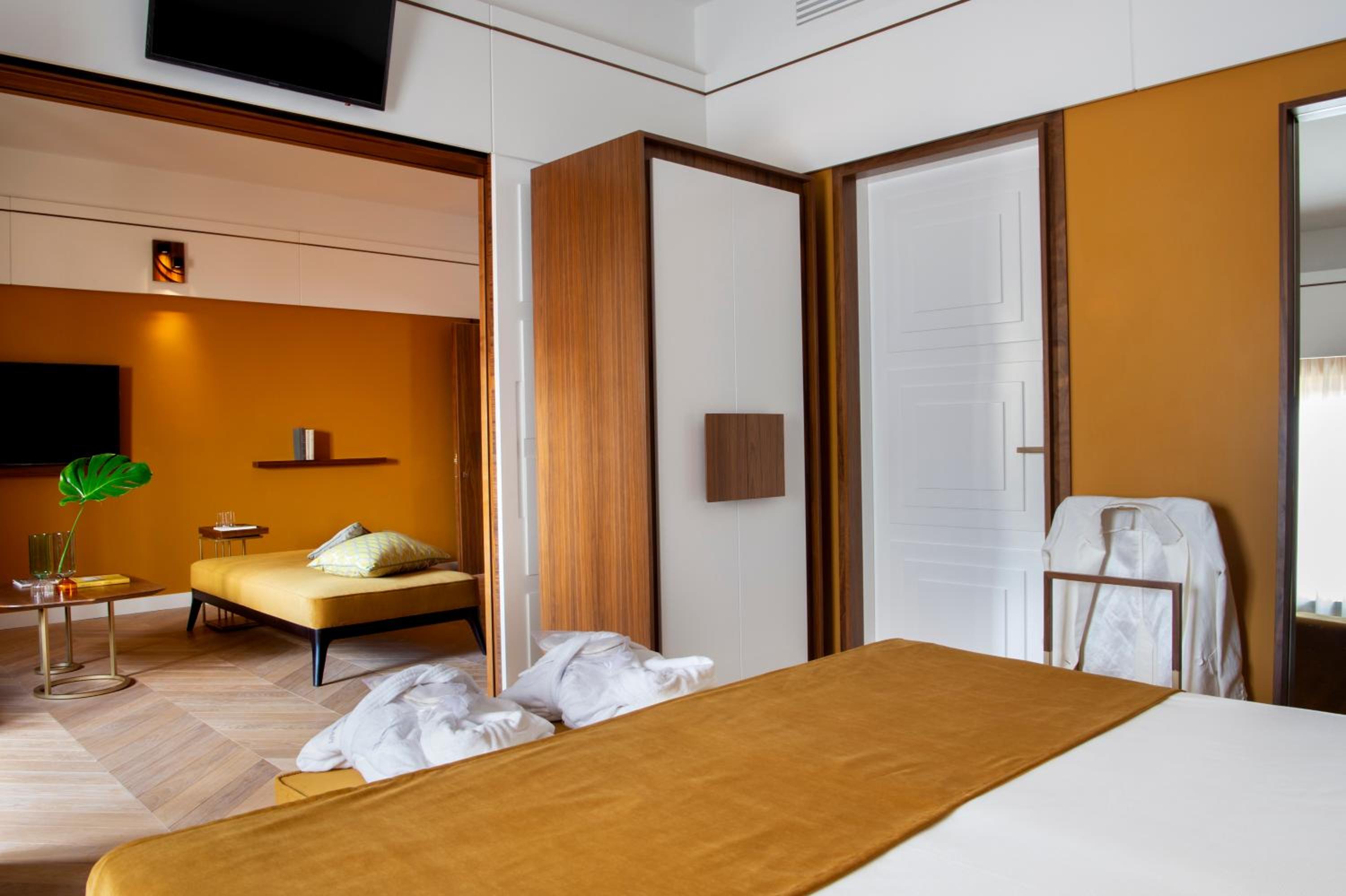 One-Bedroom Suite - Photo 9
