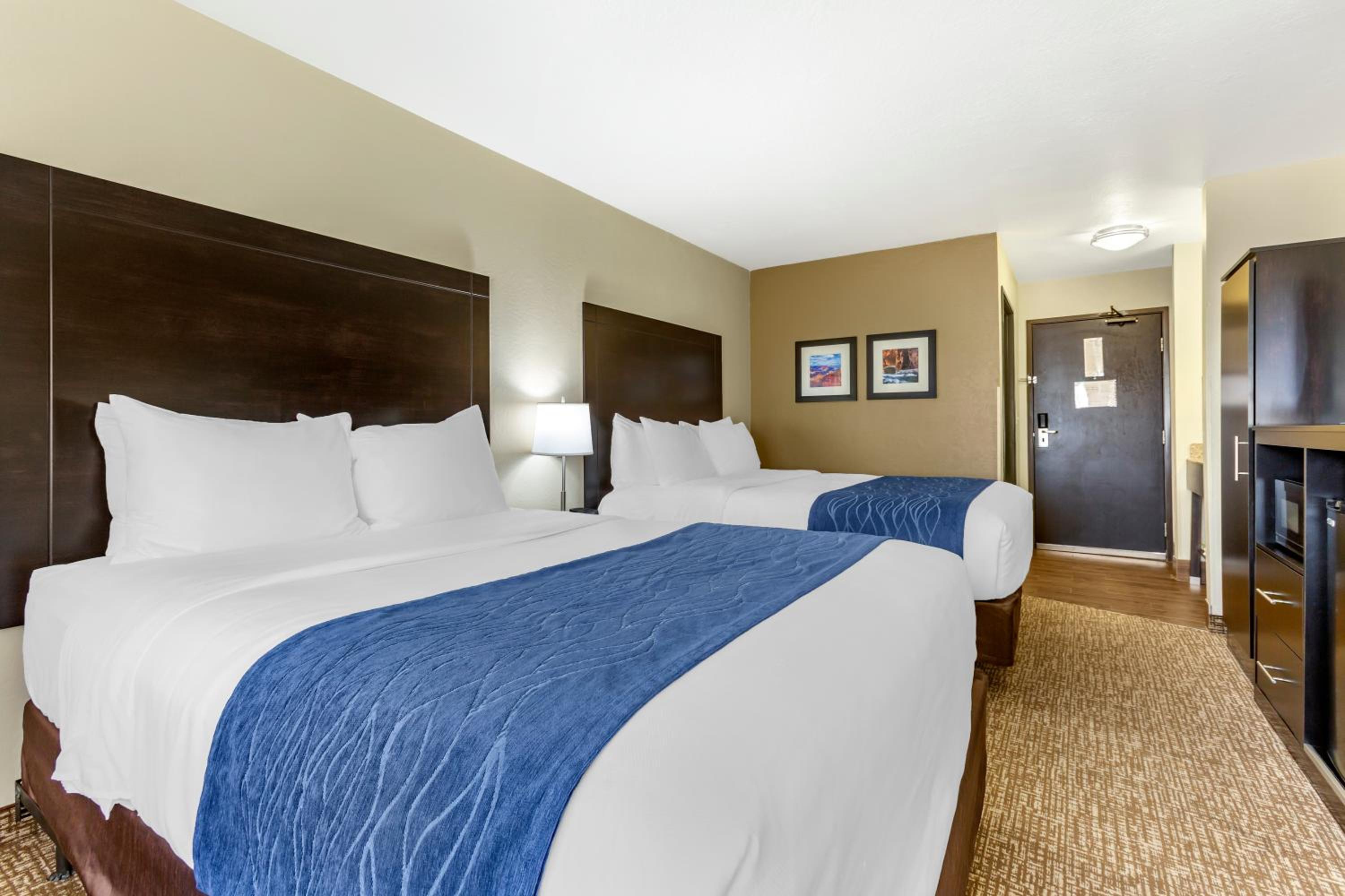 Standard Queen Room with Two Queen Beds - Photo 3