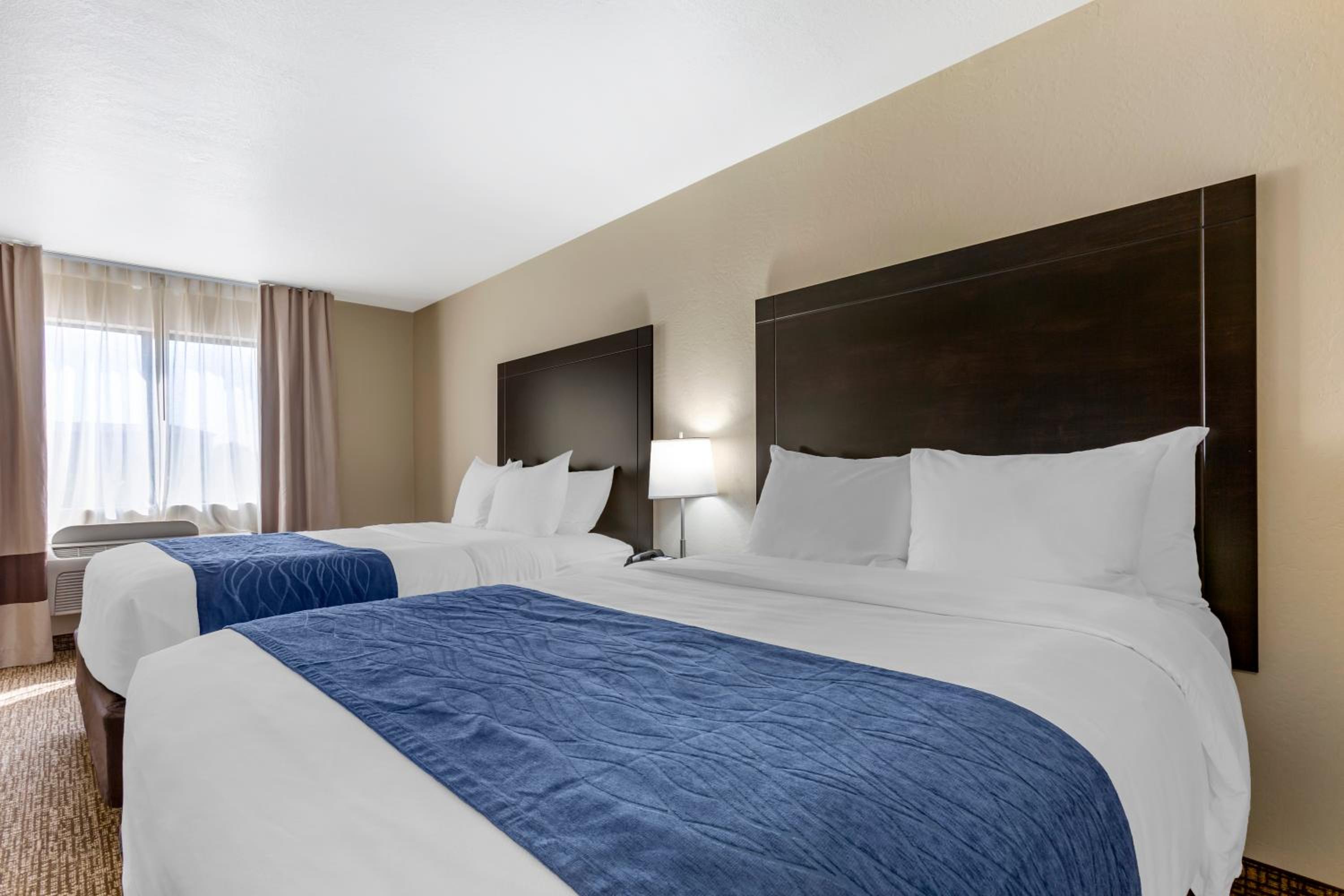 Standard Queen Room with Two Queen Beds - Photo 2