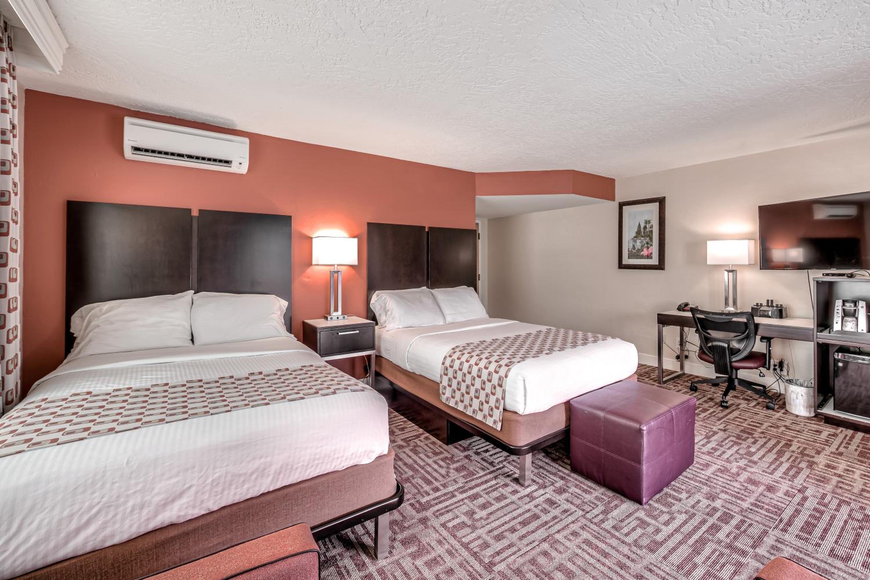 Double Room with Two Double Beds, Balcony and Pool View - Photo 3