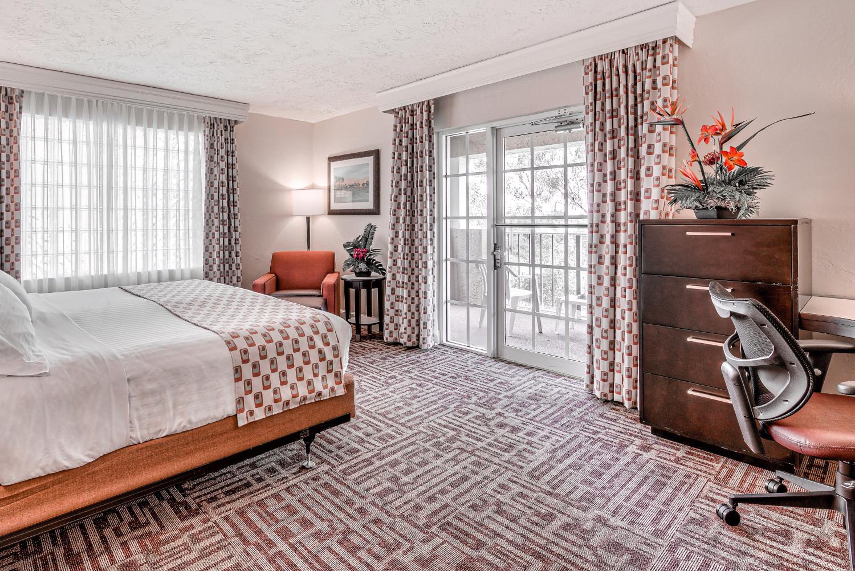 Large King Room with Balcony - Hearing Access - Photo 6