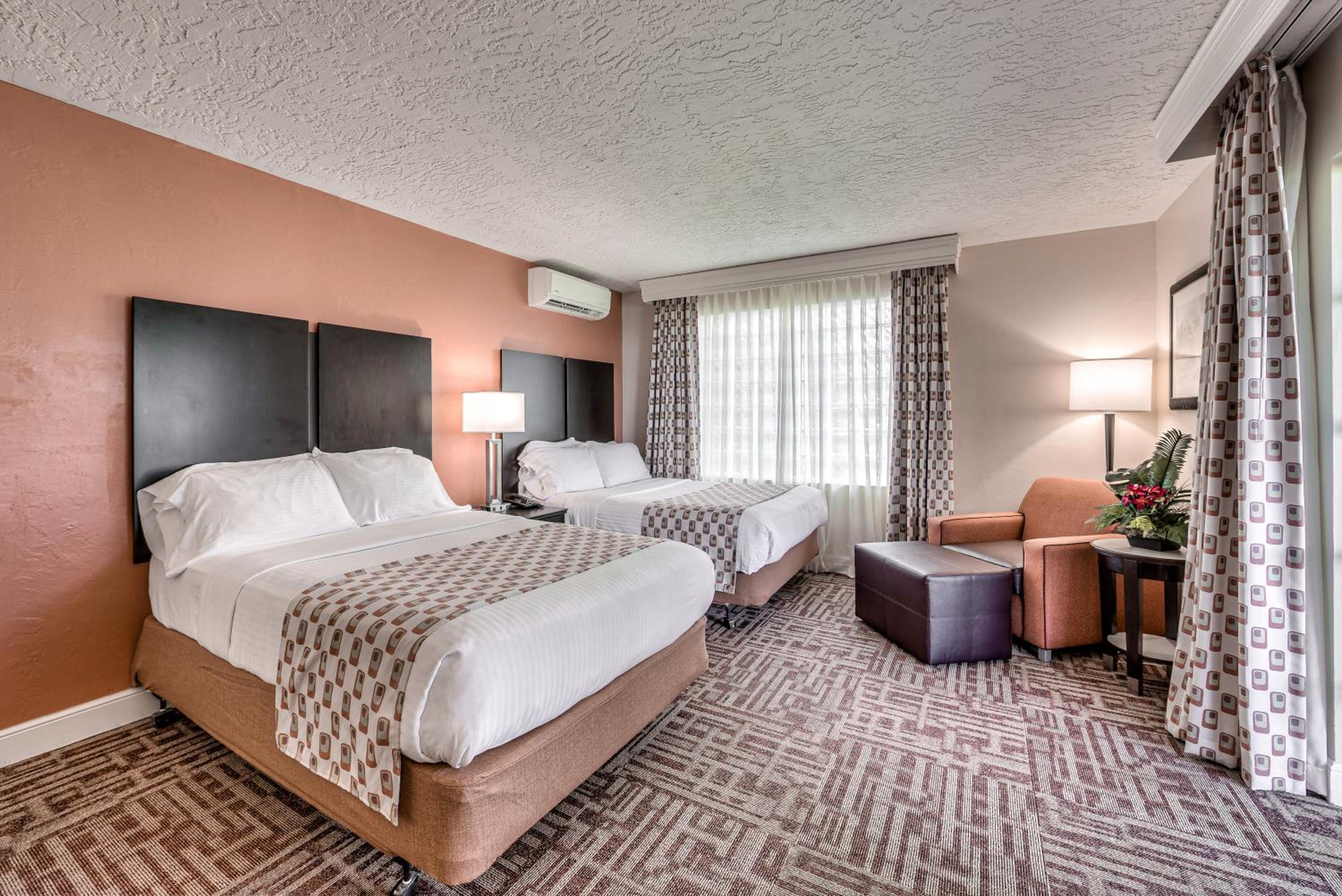 Double Room with Two Double Beds, Balcony and Pool View - Photo 4