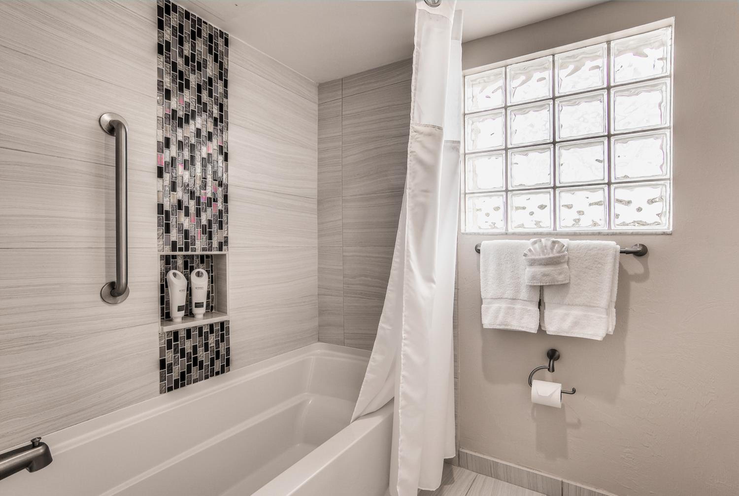 Double Room with Two Double Beds and Balcony - Photo 2