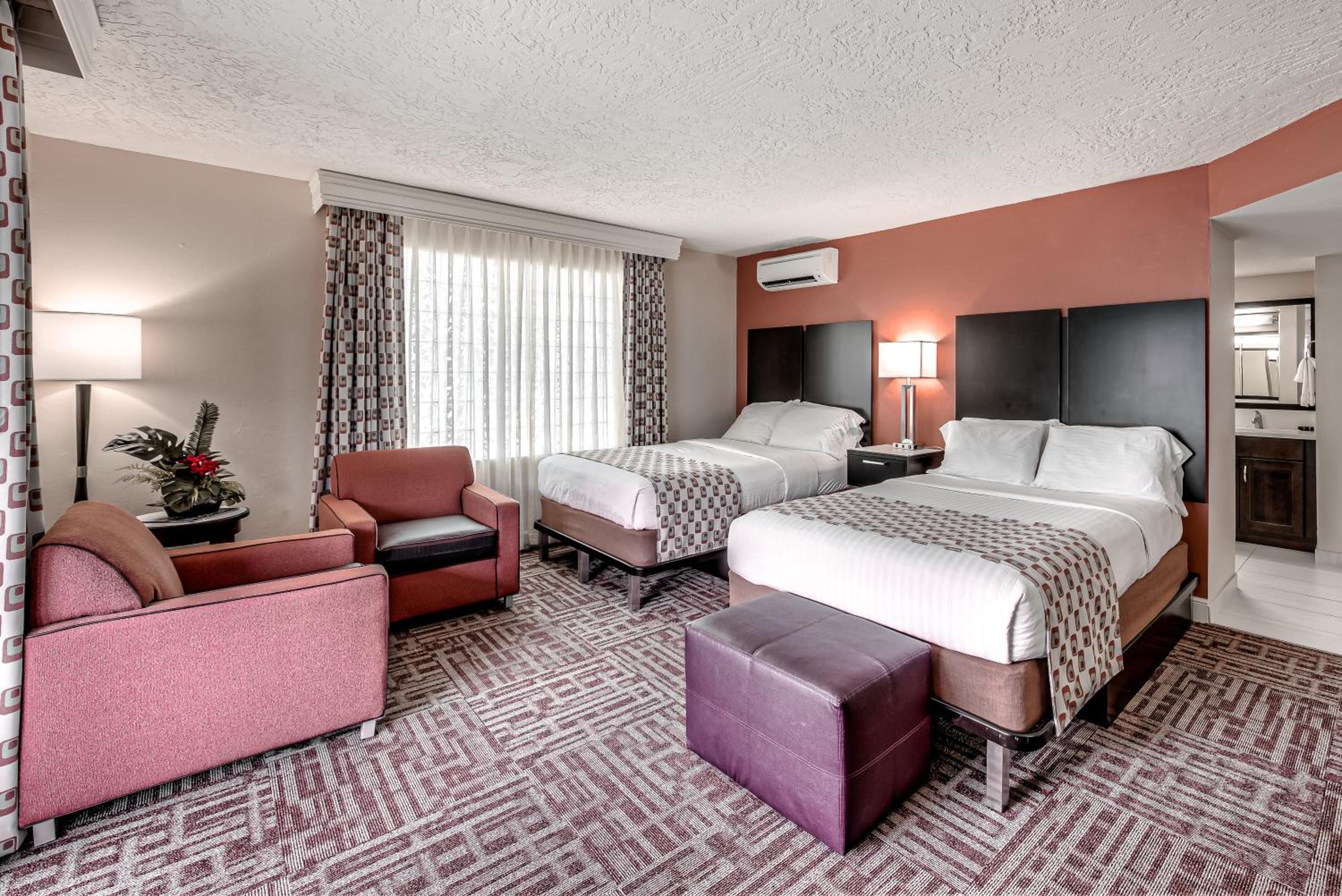 Double Room with Two Double Beds, Balcony and Pool View - Photo 5