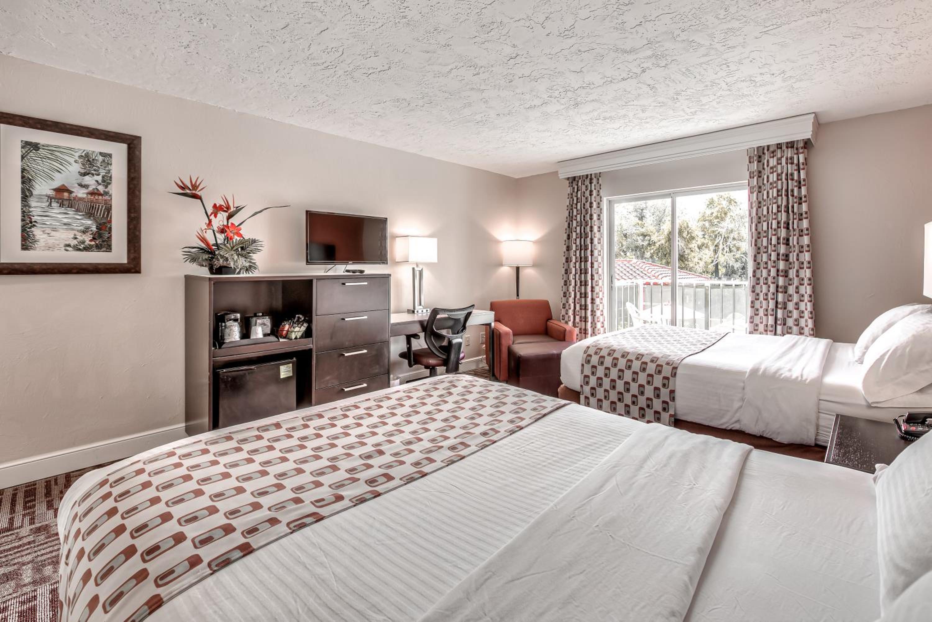 Double Room with Two Double Beds and Balcony - Photo 4