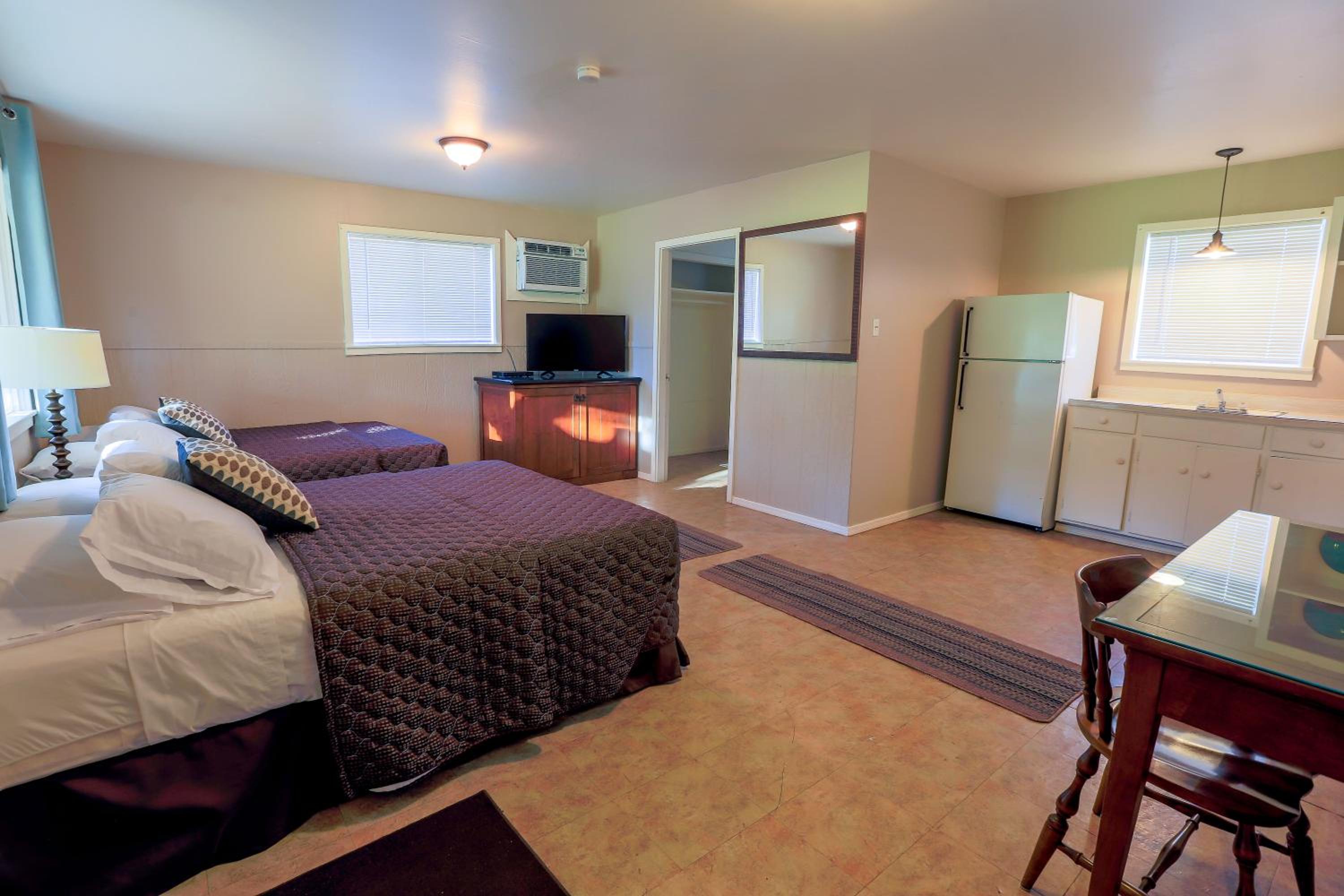 RV Park Location Cabin 23 Pet-Friendly 2 Queen Beds photo 1