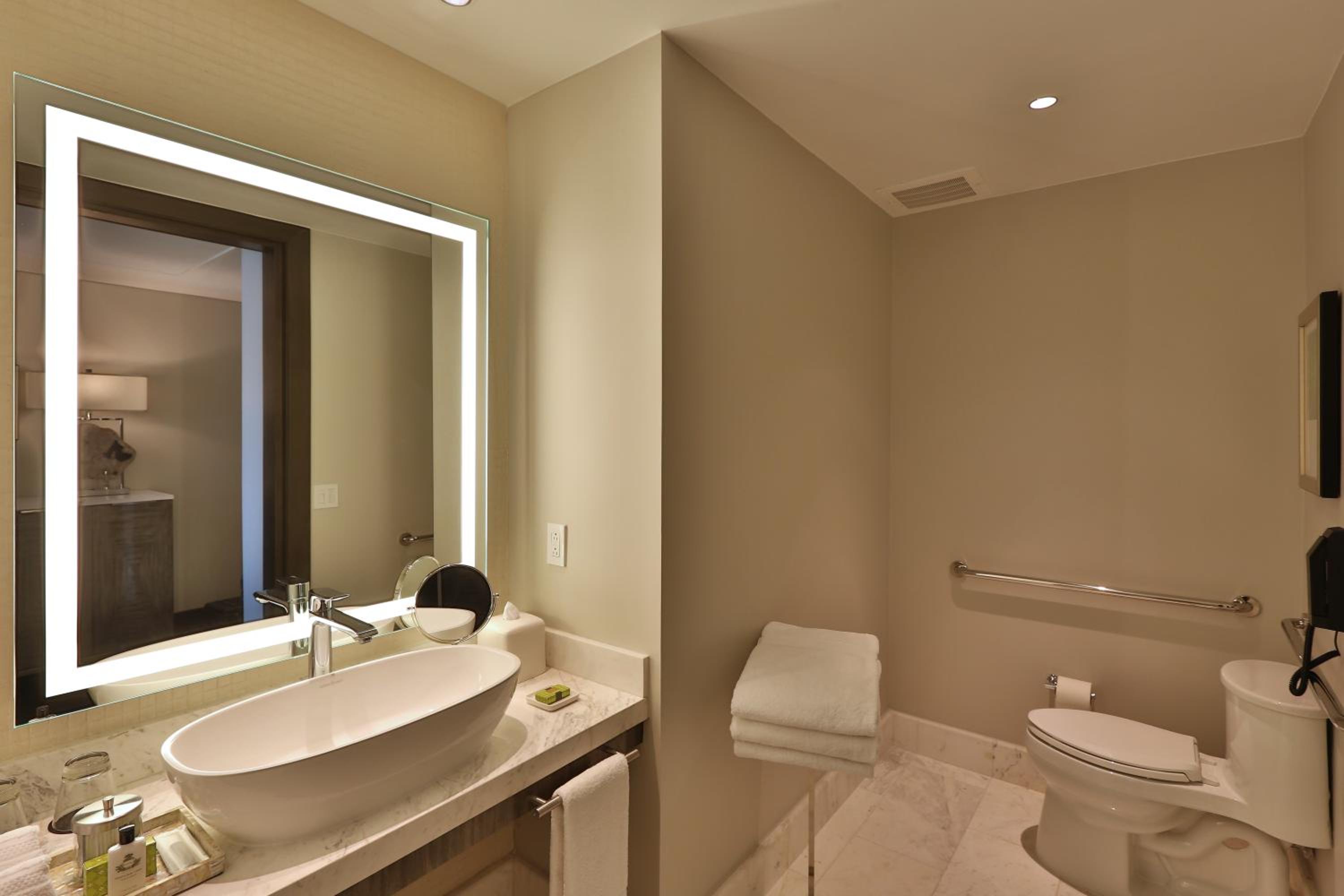 King Room - Mobility Accessible thumbnail 6