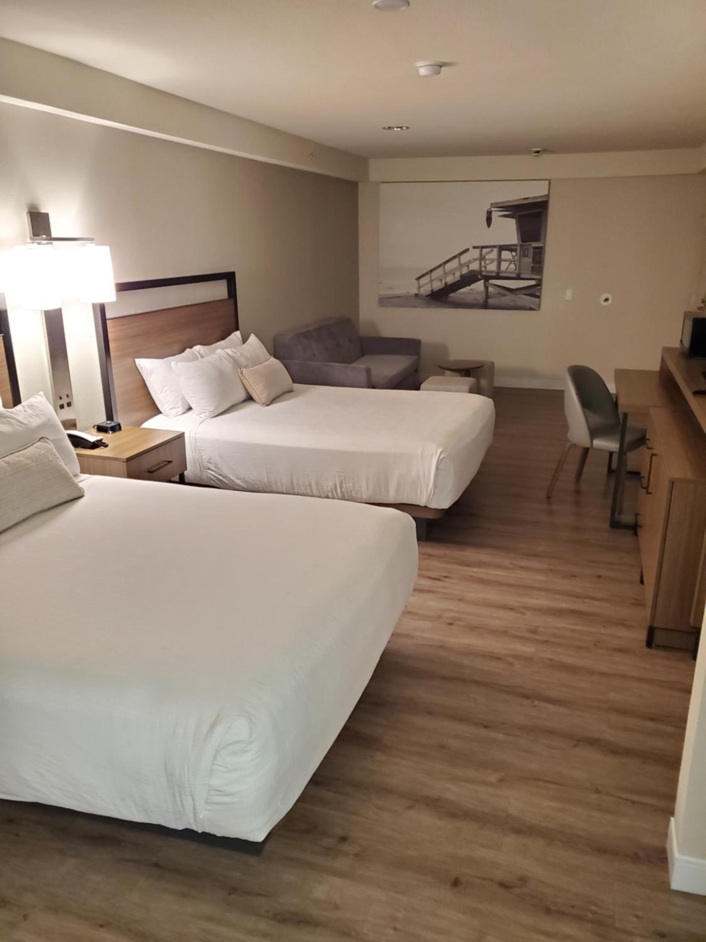 2 Queen Beds, Sofa Bed, Deluxe Room, Non-Smoking photo 2